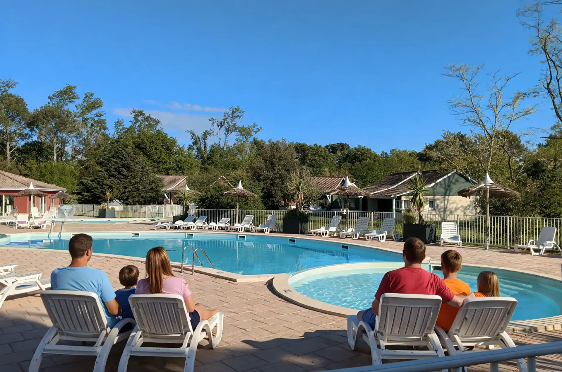 Piscines extérieures de la résidence de vacances Goélia Les rives de St Brice à Arès, près du Bassin d'Arcachon
