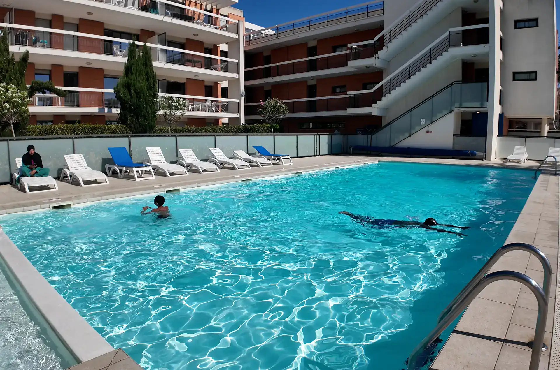 Heated swimming pool - Royal Cap Goélia holiday complex in Villeneuve Loubet