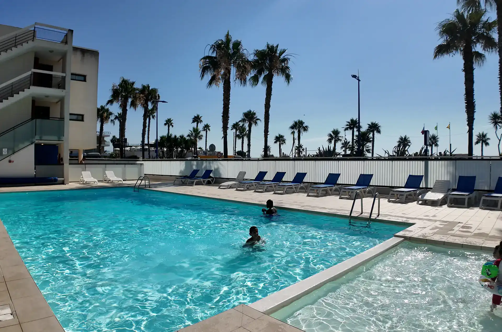 Heated swimming pool - Royal Cap Goélia holiday complex in Villeneuve Loubet