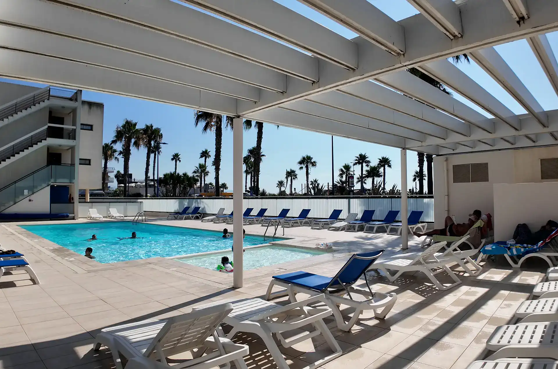 Heated swimming pool - Royal Cap Goélia holiday complex in Villeneuve Loubet