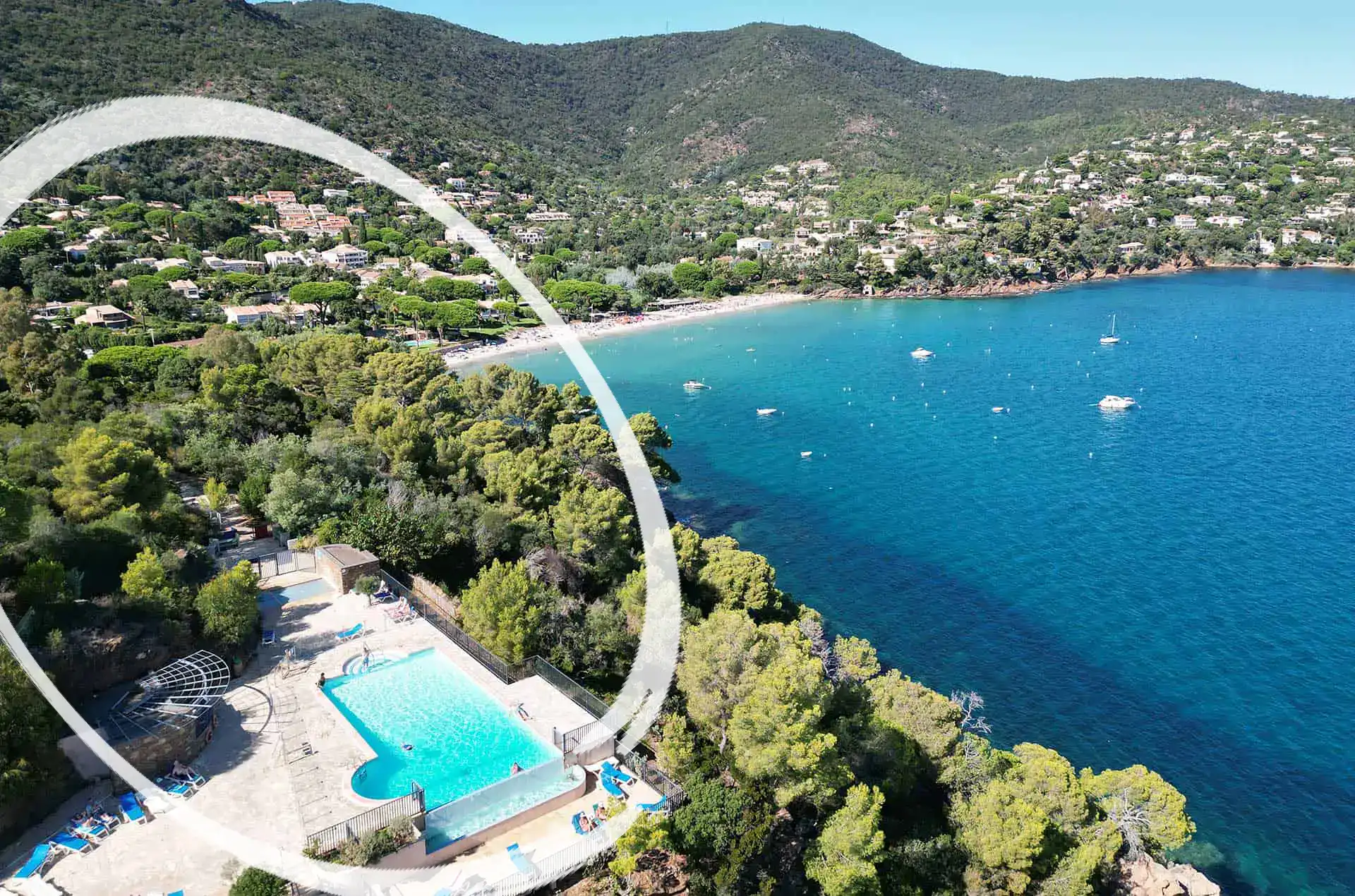 Vue aérienne de la résidence de vacances Goélia Le Domaine de la Pinède avec sa piscine à débordement au Lavandou