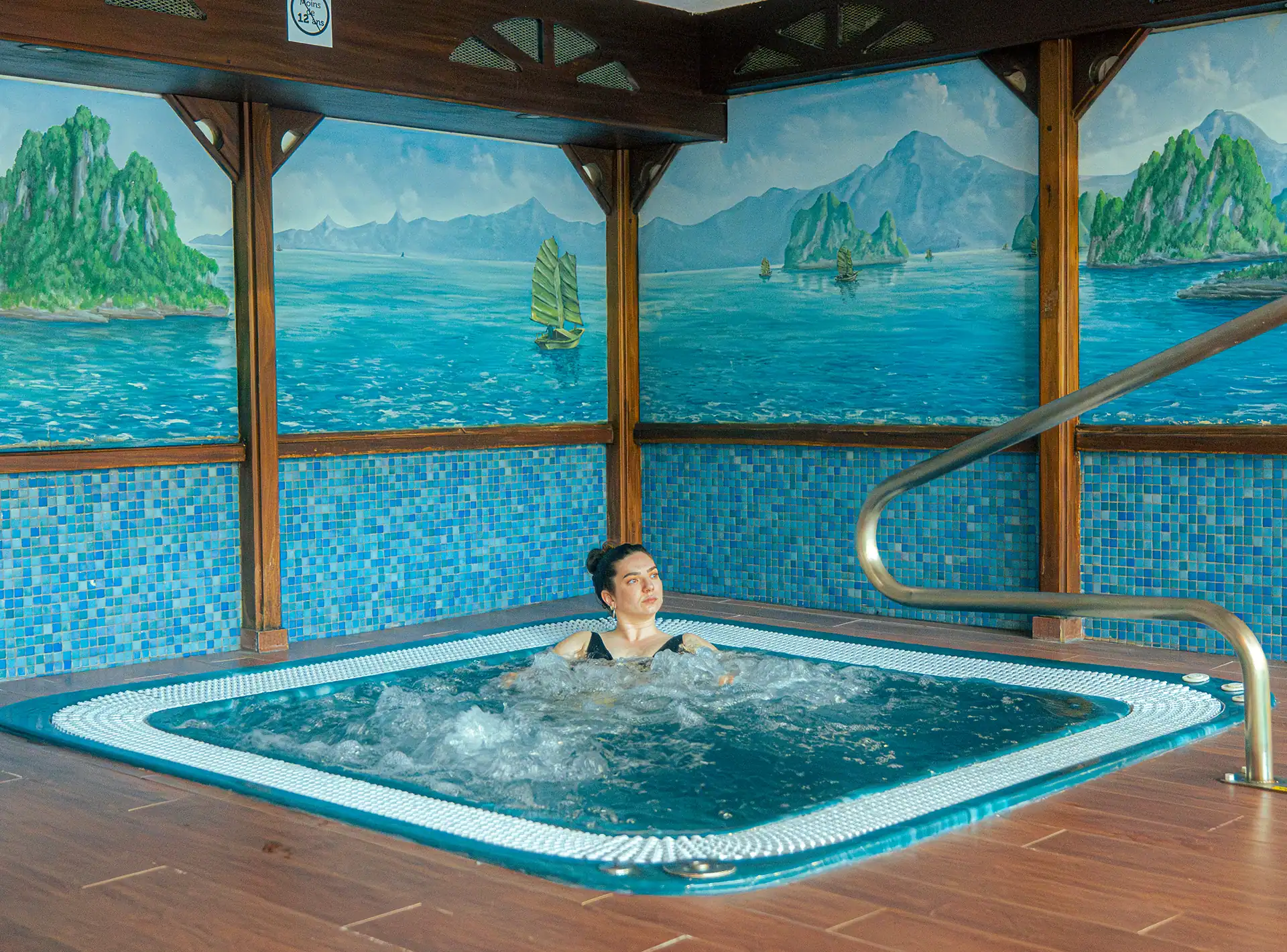 Jacuzzi intérieur de la résidence de vacances Les Vallées à La Bresse