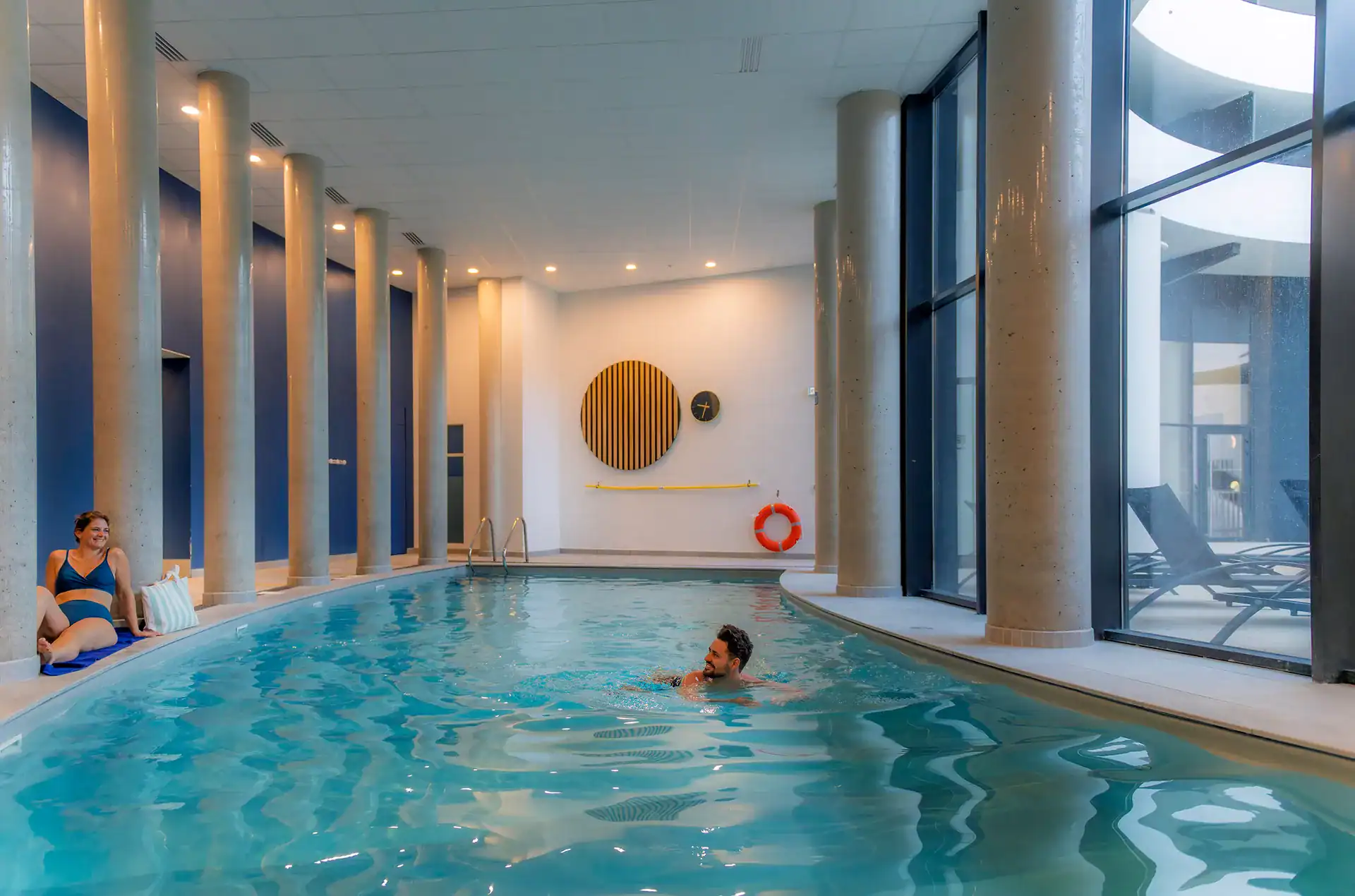 Piscine intérieure chauffée de la résidence de vacances Goélia le Sylène au Cap d'Adge