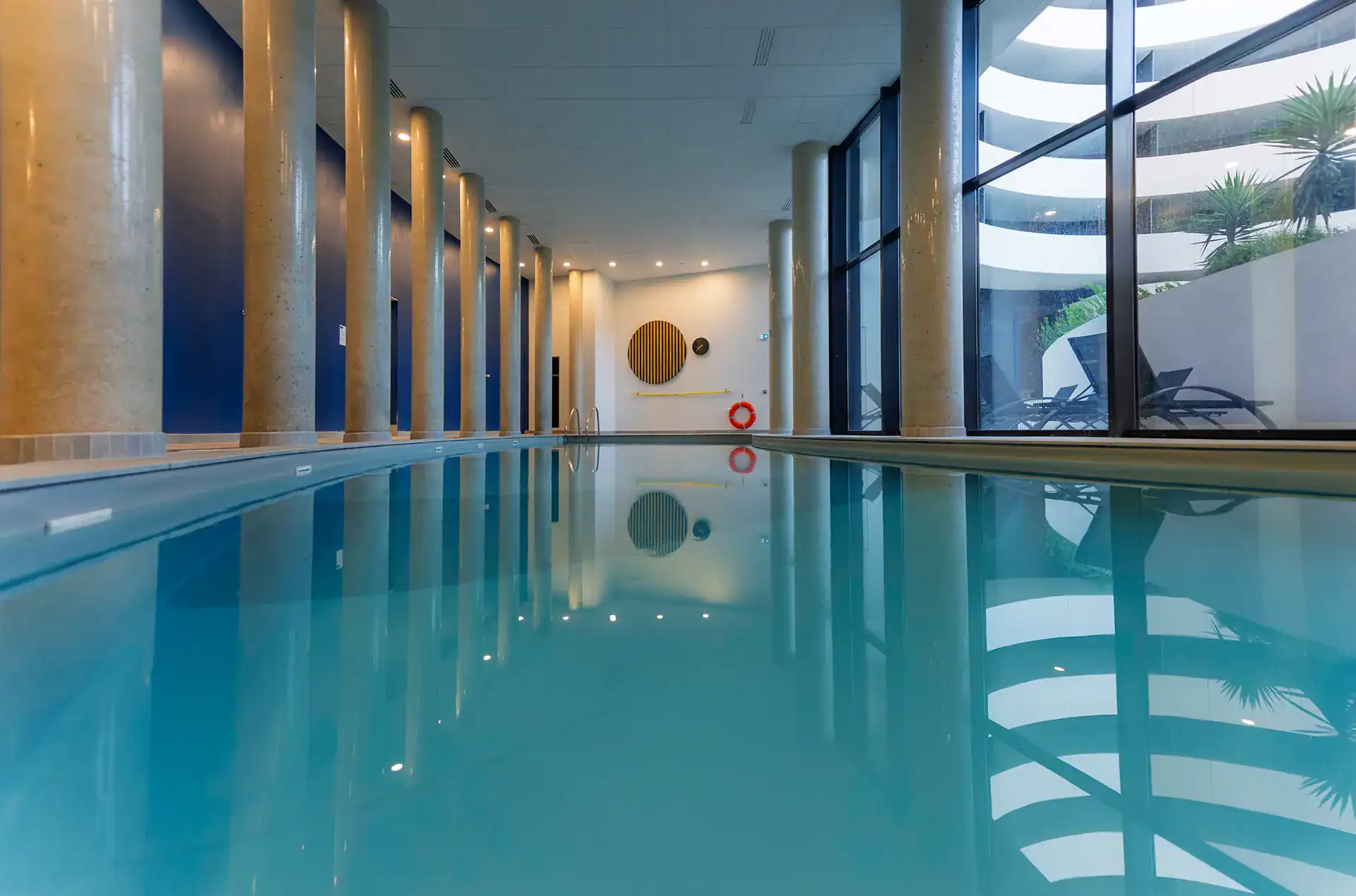 Piscine intérieure chauffée de la résidence de vacances Goélia le Sylène au Cap d'Adge