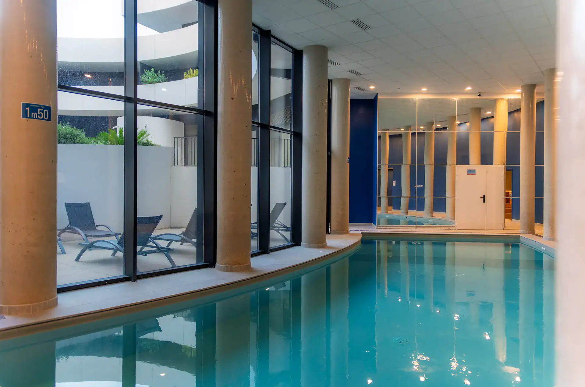 Piscine intérieure chauffée de la résidence de vacances Goélia le Sylène au Cap d'Adge