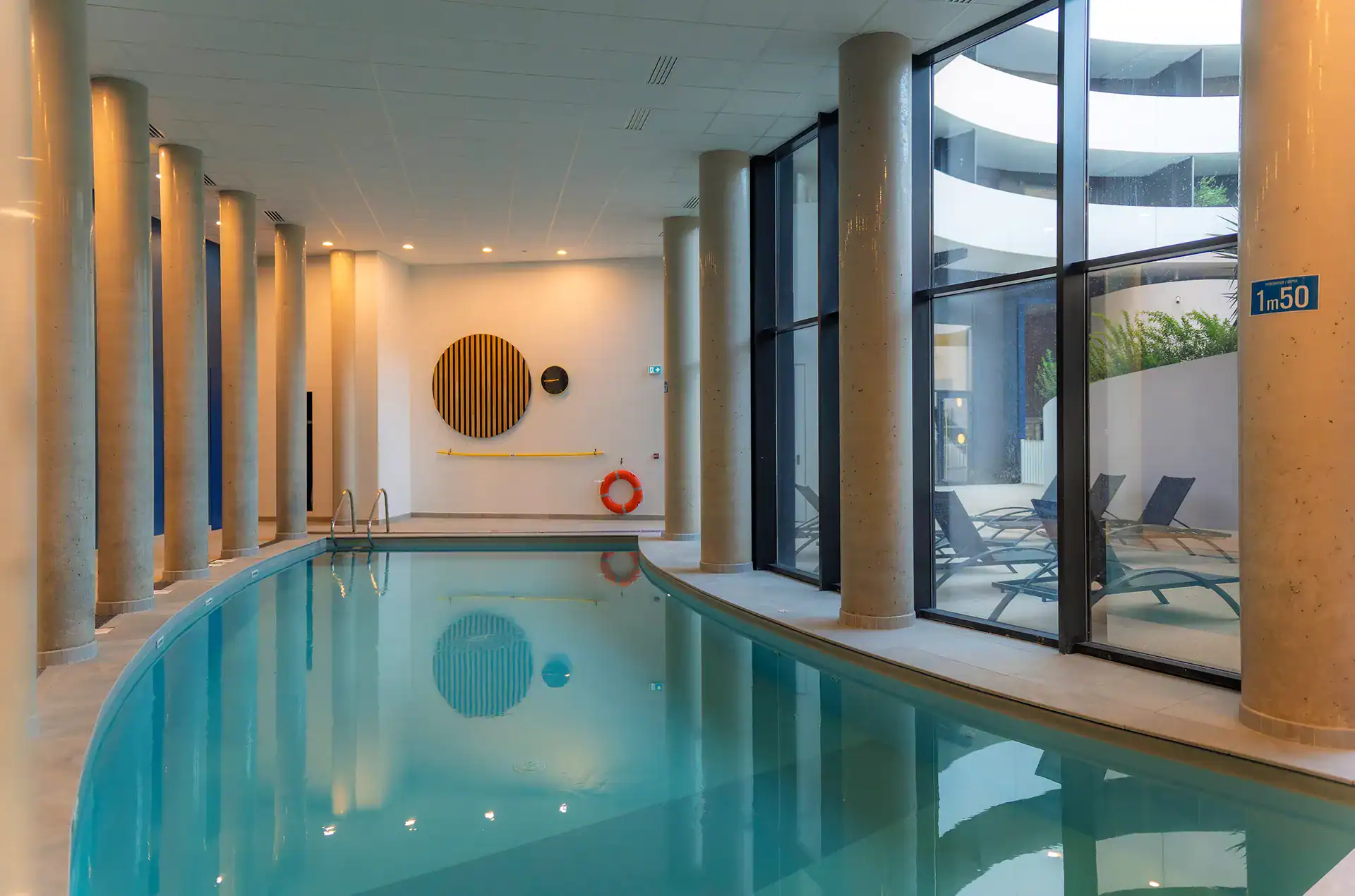 Piscine intérieure chauffée de la résidence de vacances Goélia le Sylène au Cap d'Adge