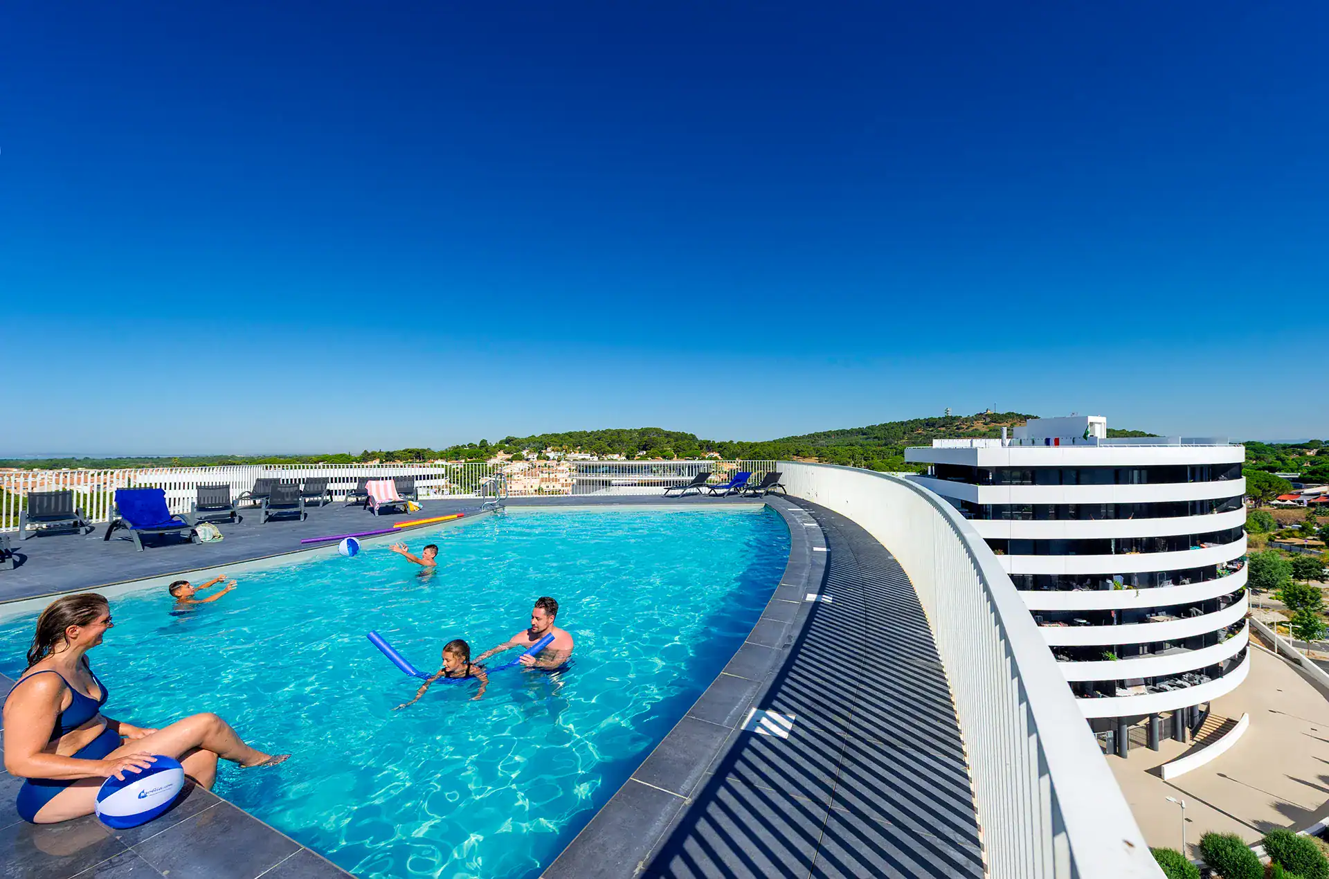 Piscine extérieure chauffée de la résidence de vacances Goélia le Sylène au Cap d'Adge