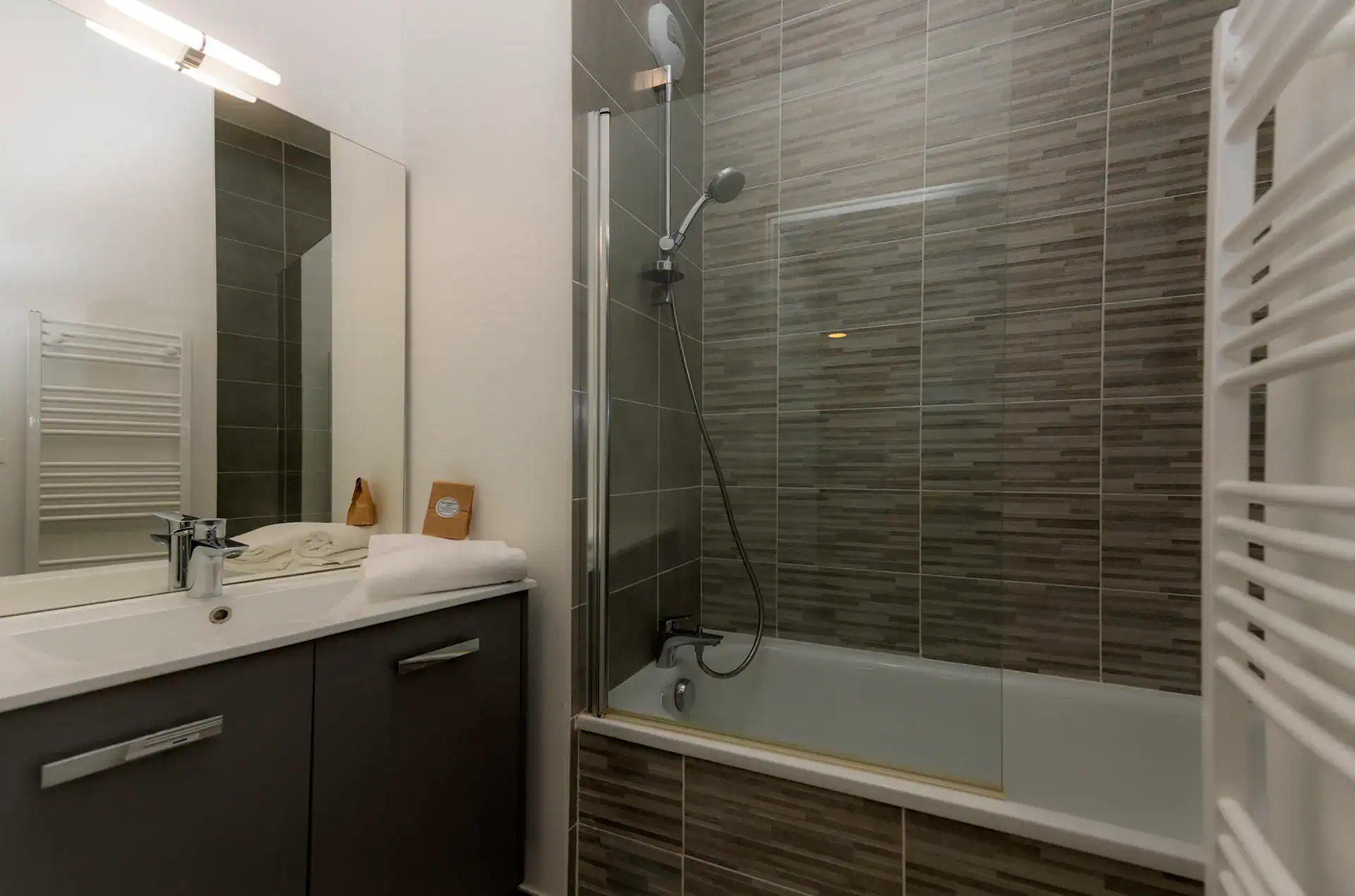 Exemple de salle de bain de la résidence de vacances Goélia Le Sylène au Cap d'Agde