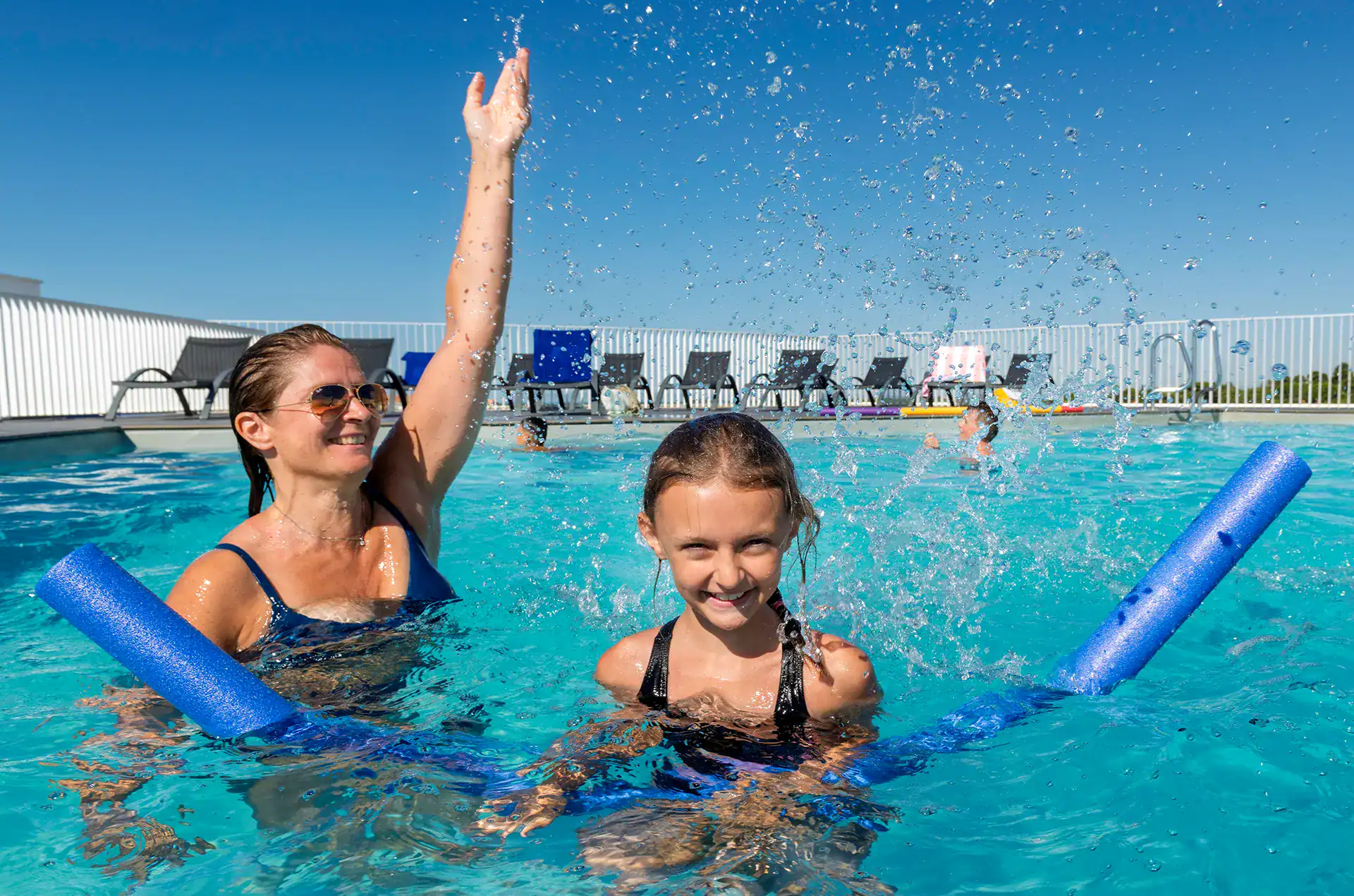Piscine extérieure chauffée de la résidence de vacances Goélia le Sylène au Cap d'Adge