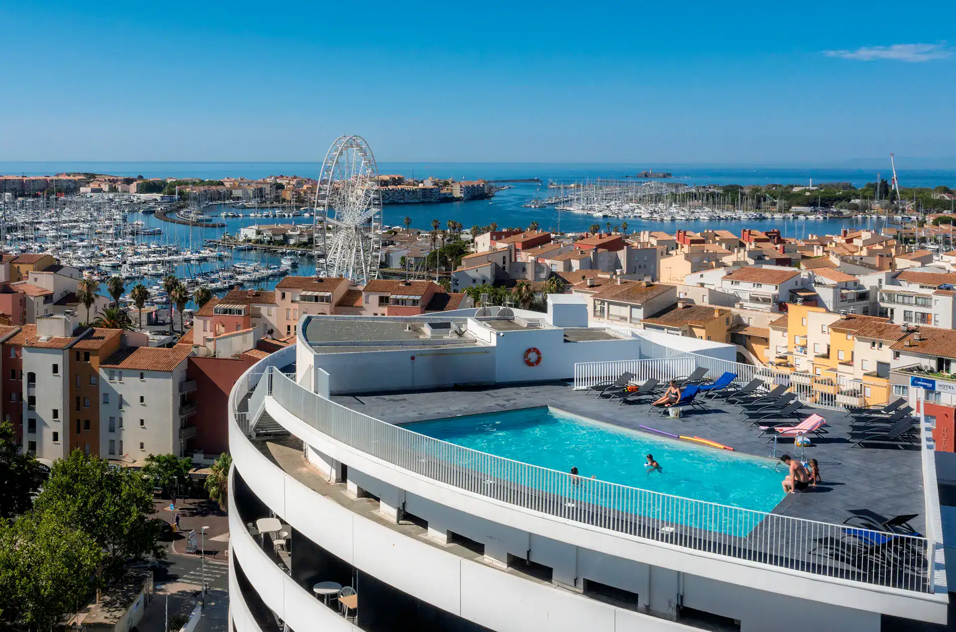 Piscine extérieure chauffée de la résidence de vacances Goélia le Sylène au Cap d'Adge