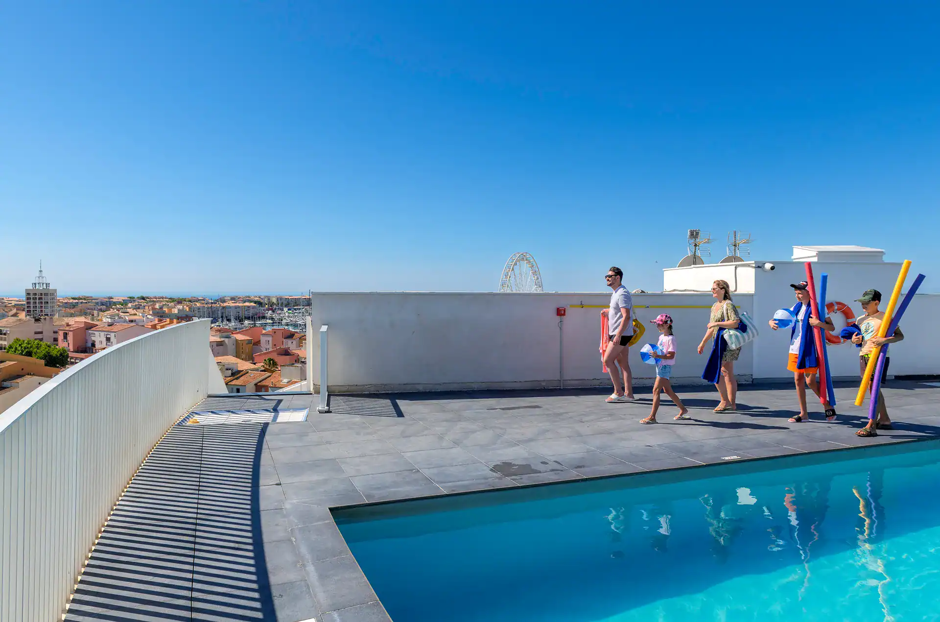Piscine extérieure chauffée de la résidence de vacances Goélia le Sylène au Cap d'Adge