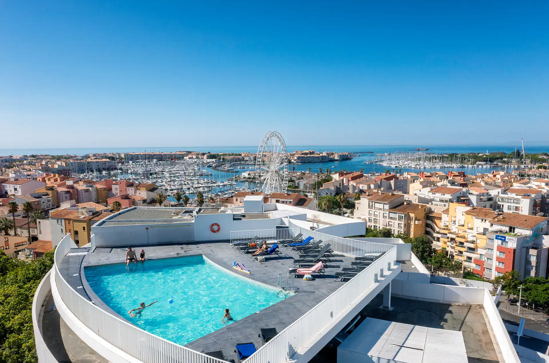 Piscine extérieure chauffée de la résidence de vacances Goélia le Sylène au Cap d'Adge