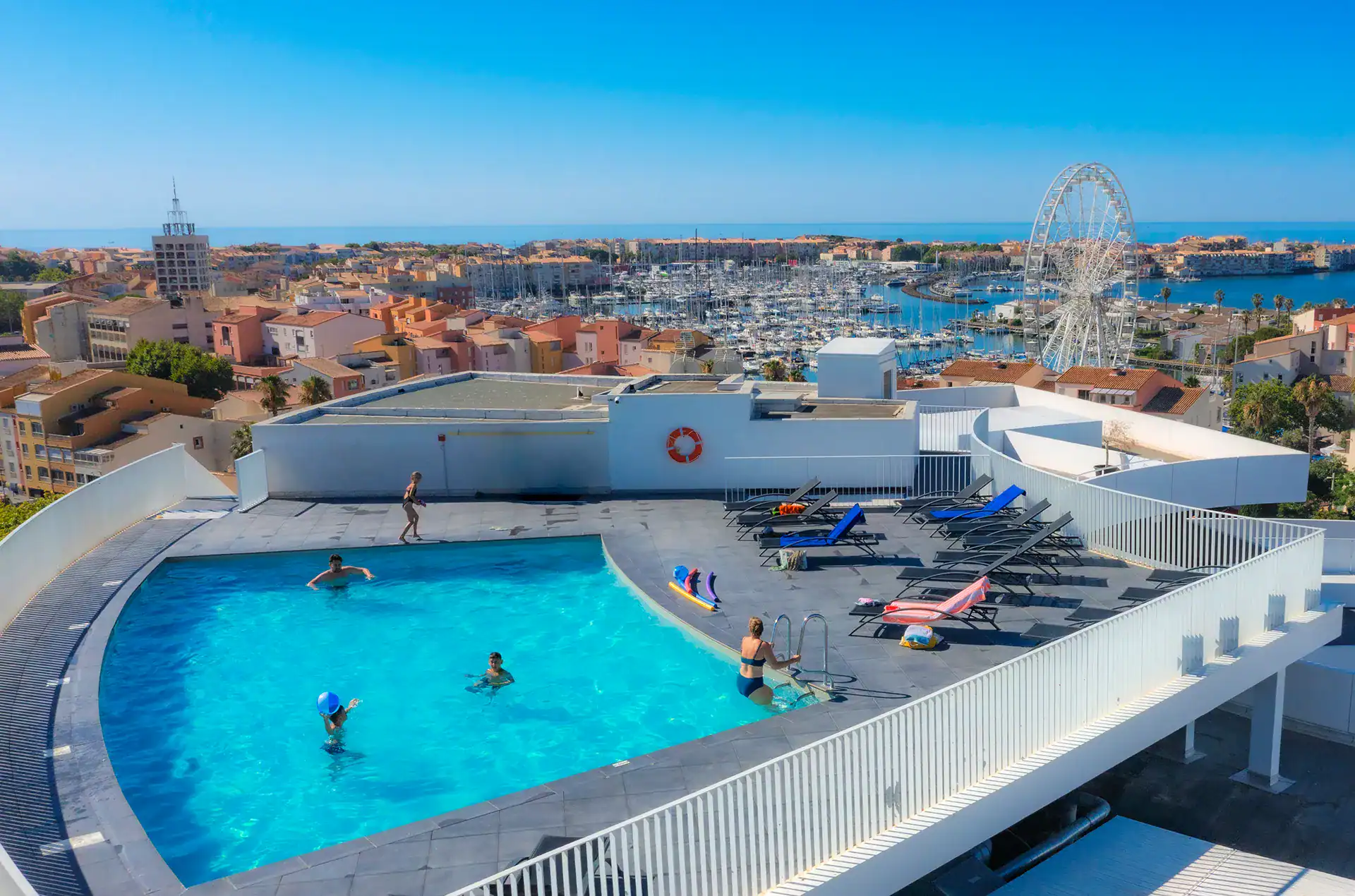 Piscine extérieure chauffée de la résidence de vacances Goélia le Sylène au Cap d'Adge