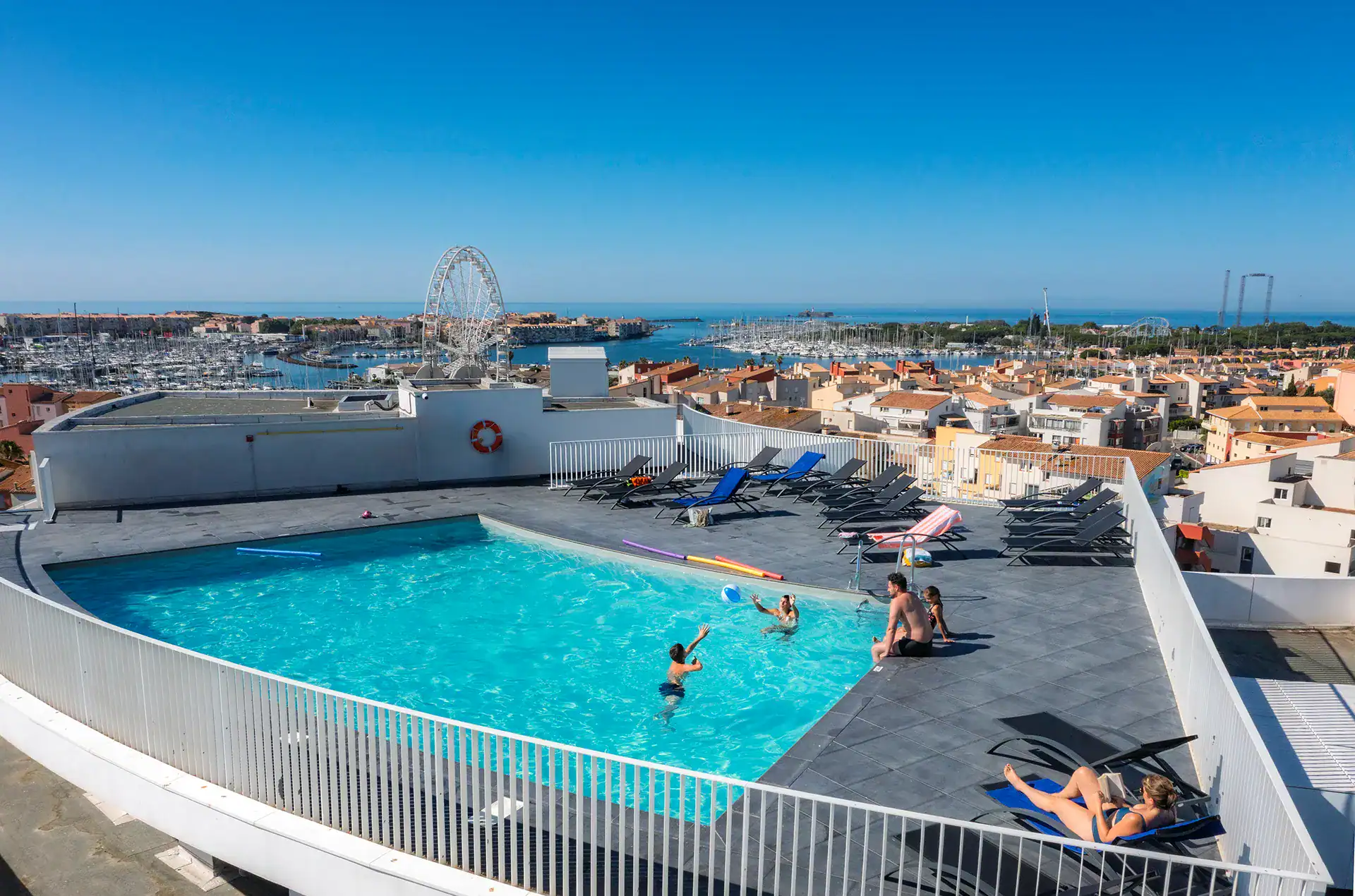 Piscine extérieure chauffée de la résidence de vacances Goélia le Sylène au Cap d'Adge