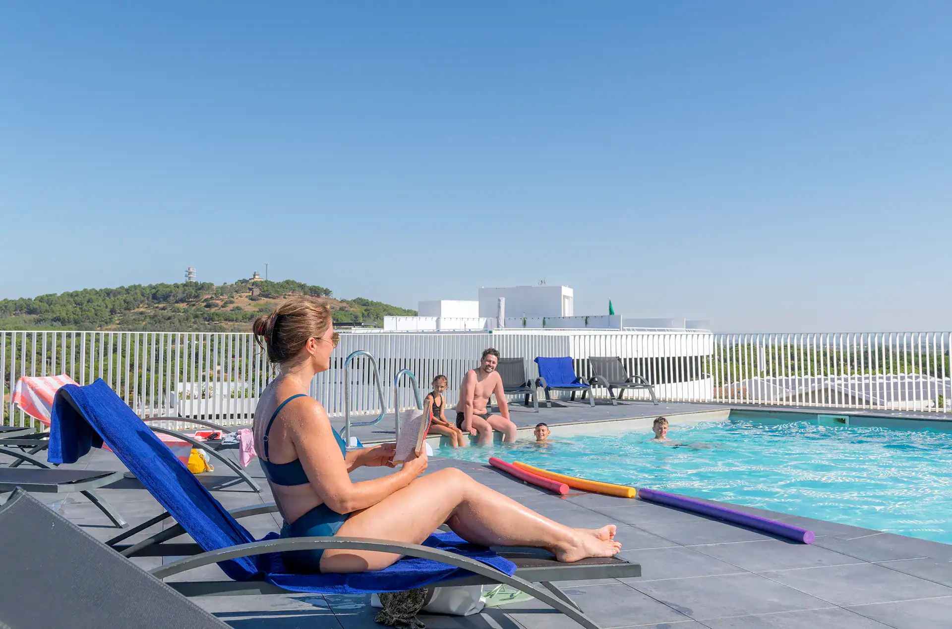 Piscine extérieure chauffée de la résidence de vacances Goélia le Sylène au Cap d'Adge