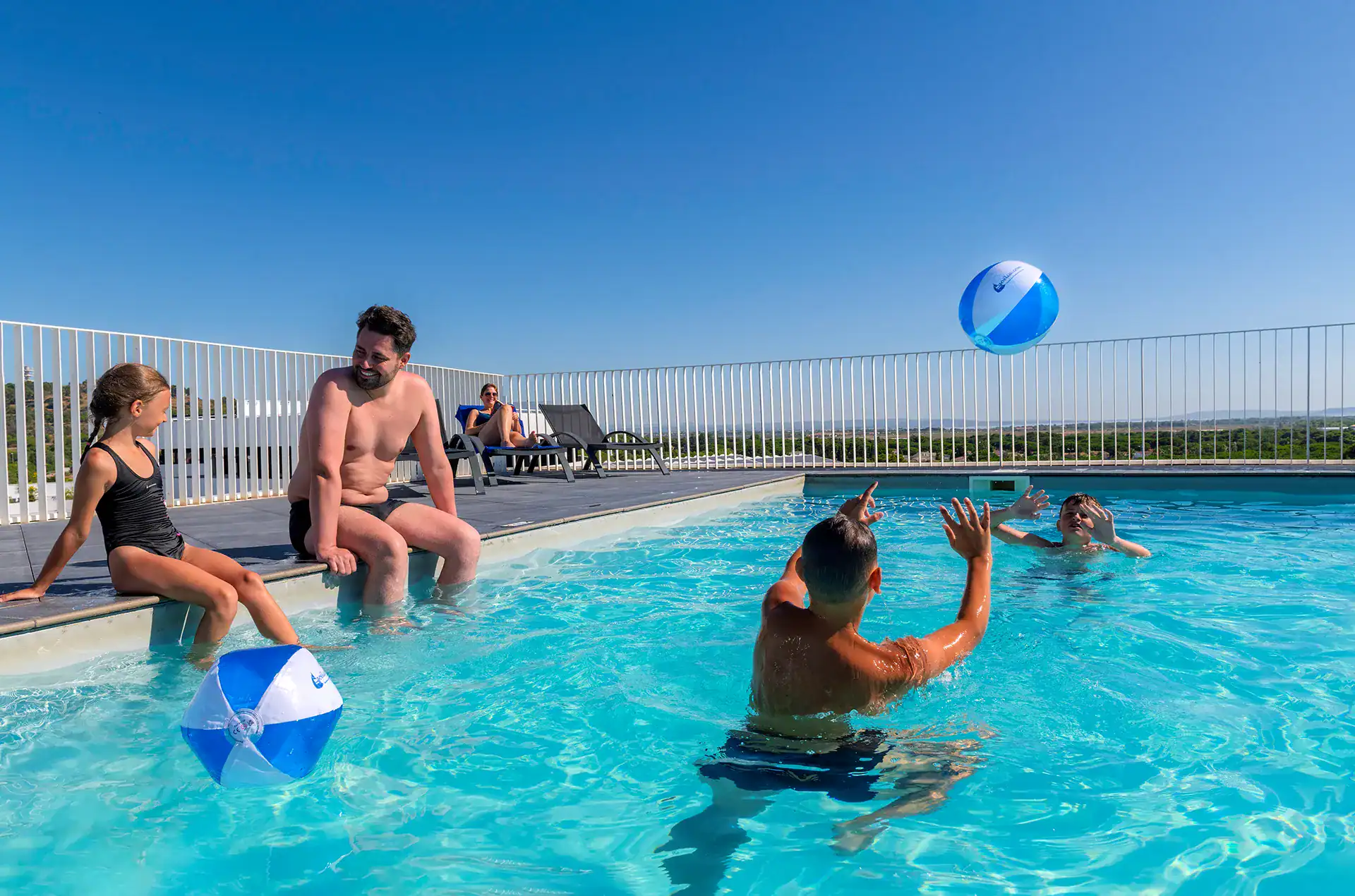 Piscine extérieure chauffée de la résidence de vacances Goélia le Sylène au Cap d'Adge