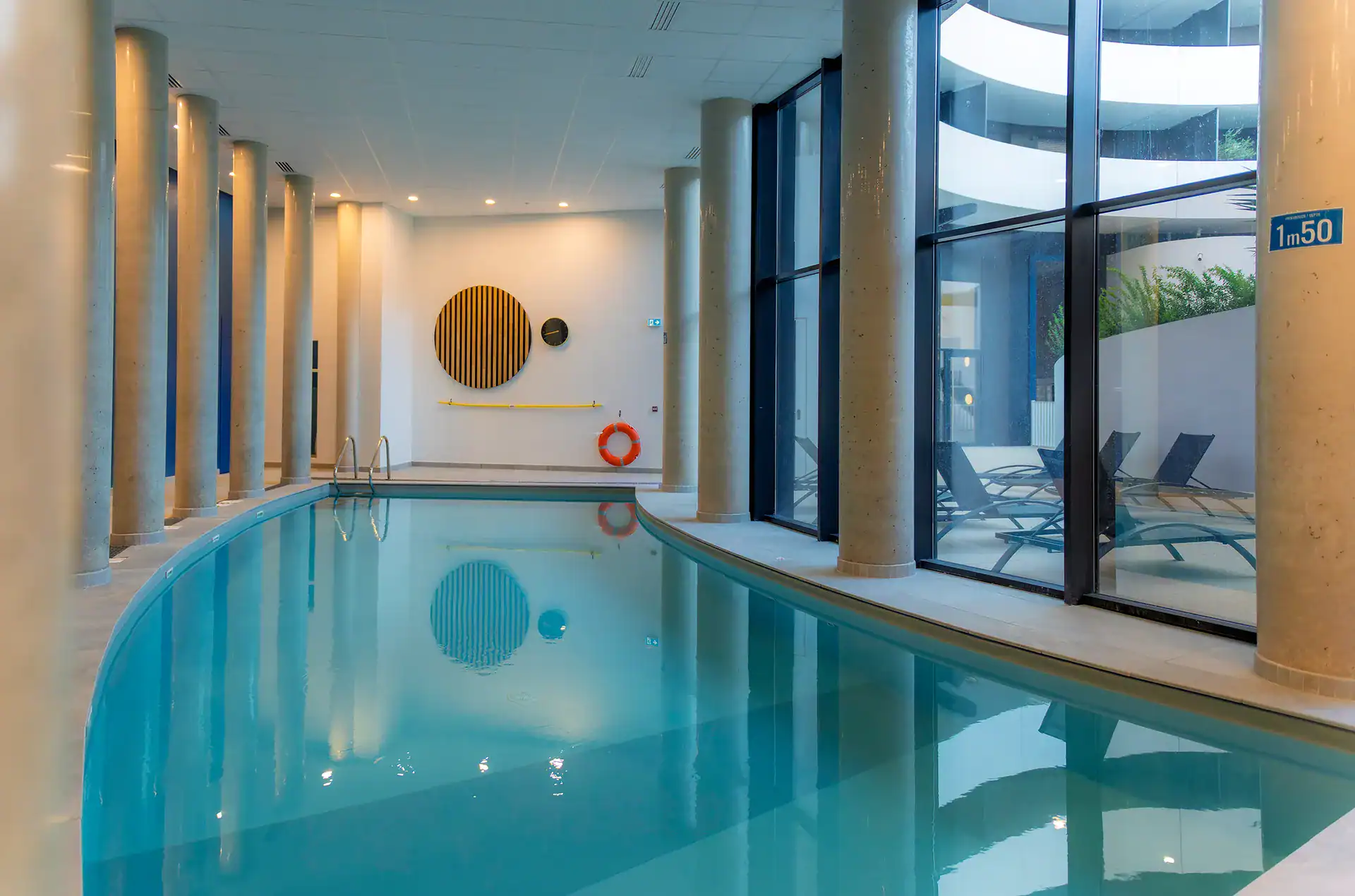 Piscine intérieure chauffée de la résidence de vacances Goélia le Sylène au Cap d'Adge
