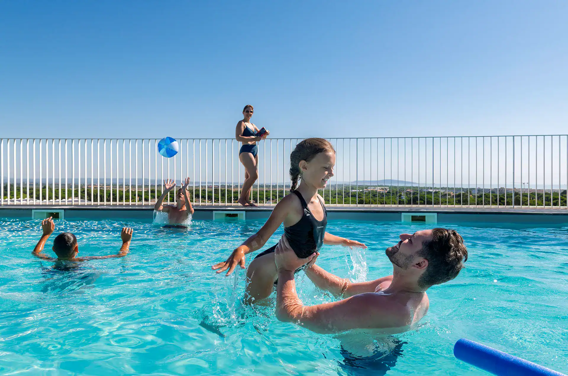 Piscine extérieure chauffée de la résidence de vacances Goélia le Sylène au Cap d'Adge