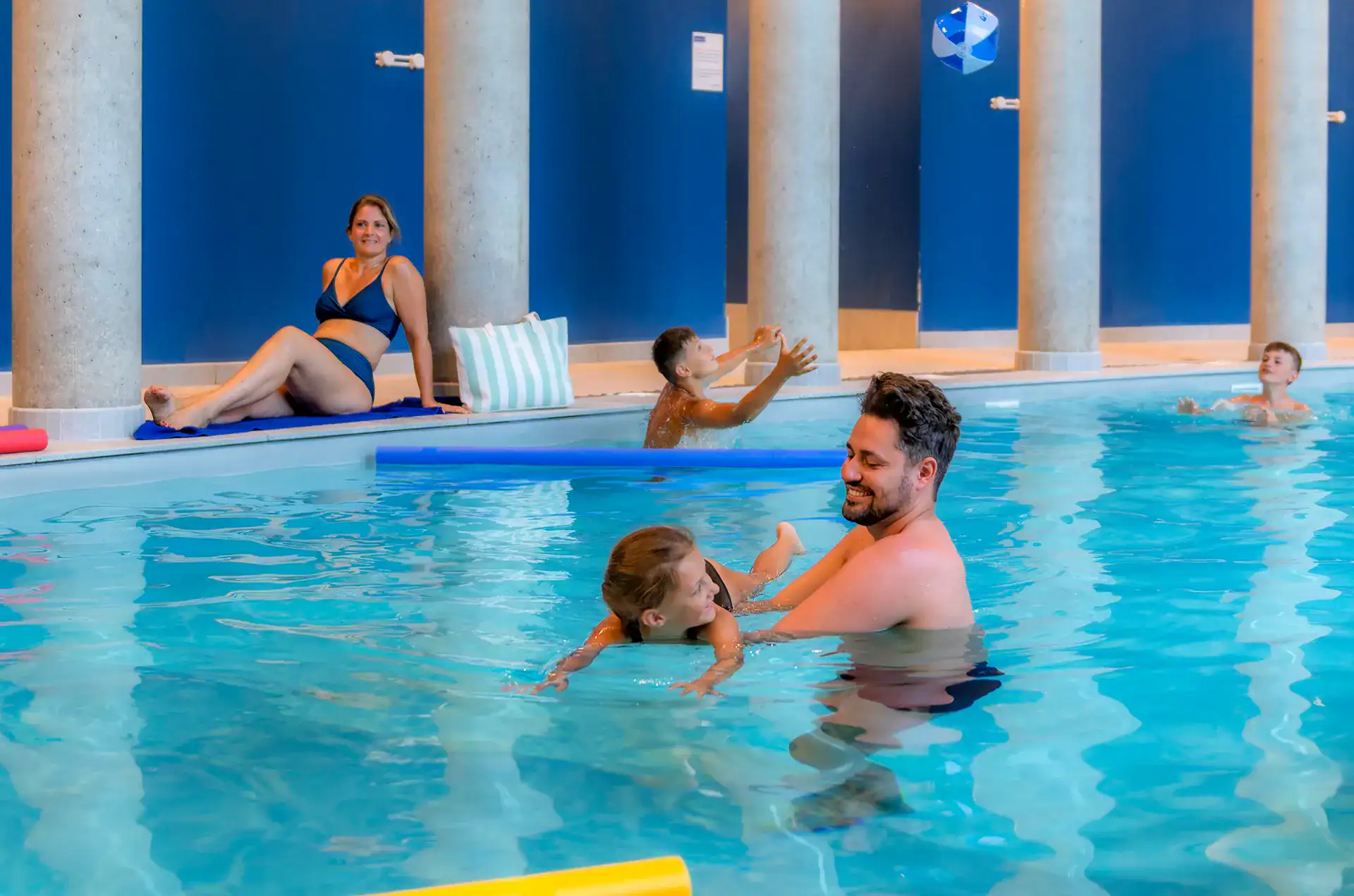 Piscine intérieure chauffée de la résidence de vacances Goélia le Sylène au Cap d'Adge