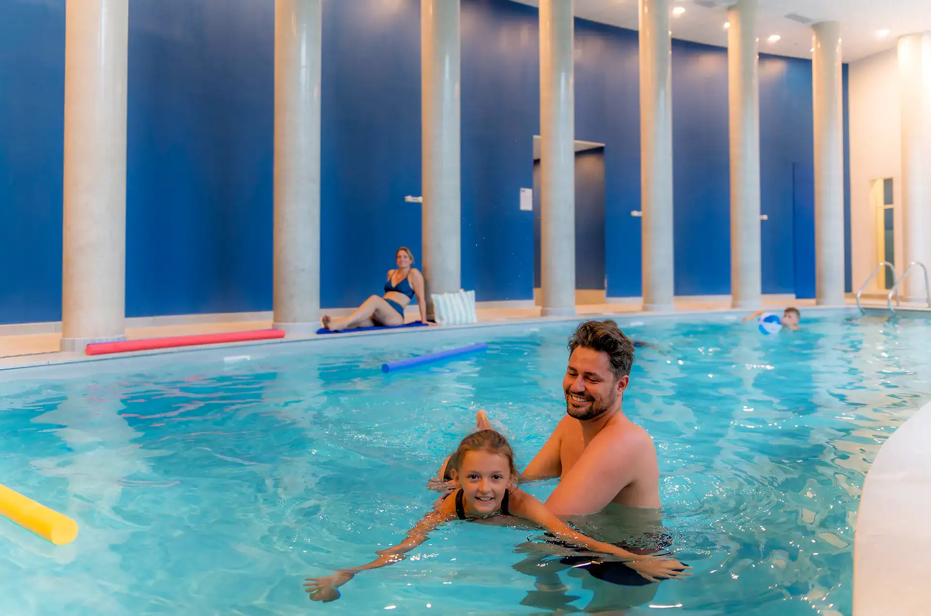 Piscine intérieure chauffée de la résidence de vacances Goélia le Sylène au Cap d'Adge