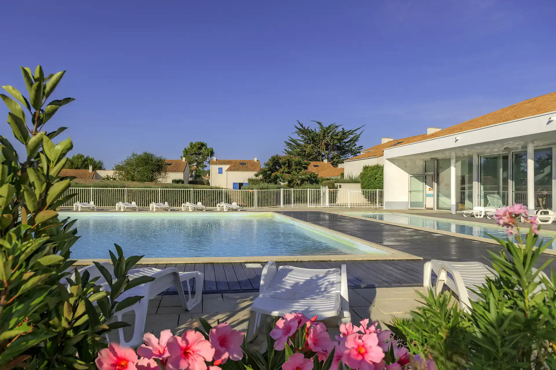 Piscine extérieure chauffée de la résidence de vacances Goélia Les grands Rochers aux Sables d'Olonne 