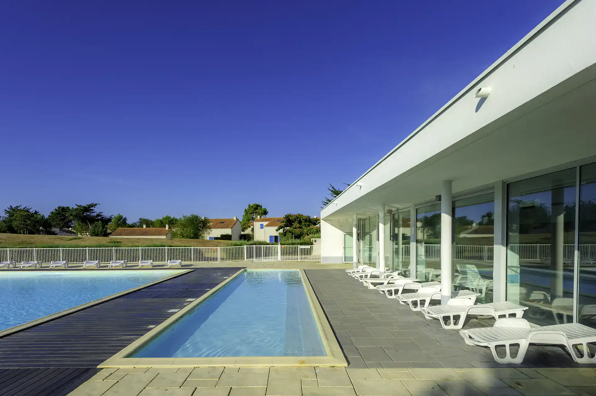 Piscine extérieure chauffée de la résidence de vacances Goélia Les grands Rochers aux Sables d'Olonne 