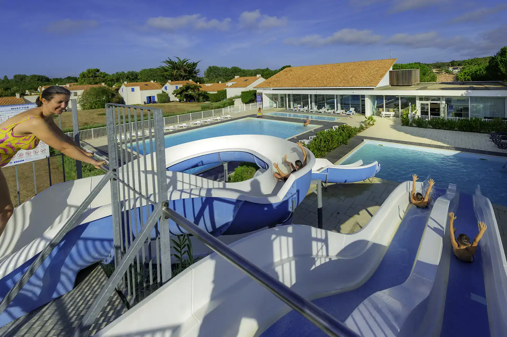 Piscine et jeux aquatiques de  la résidence de vacances Goélia Les grands Rochers aux Sables d'Olonne 