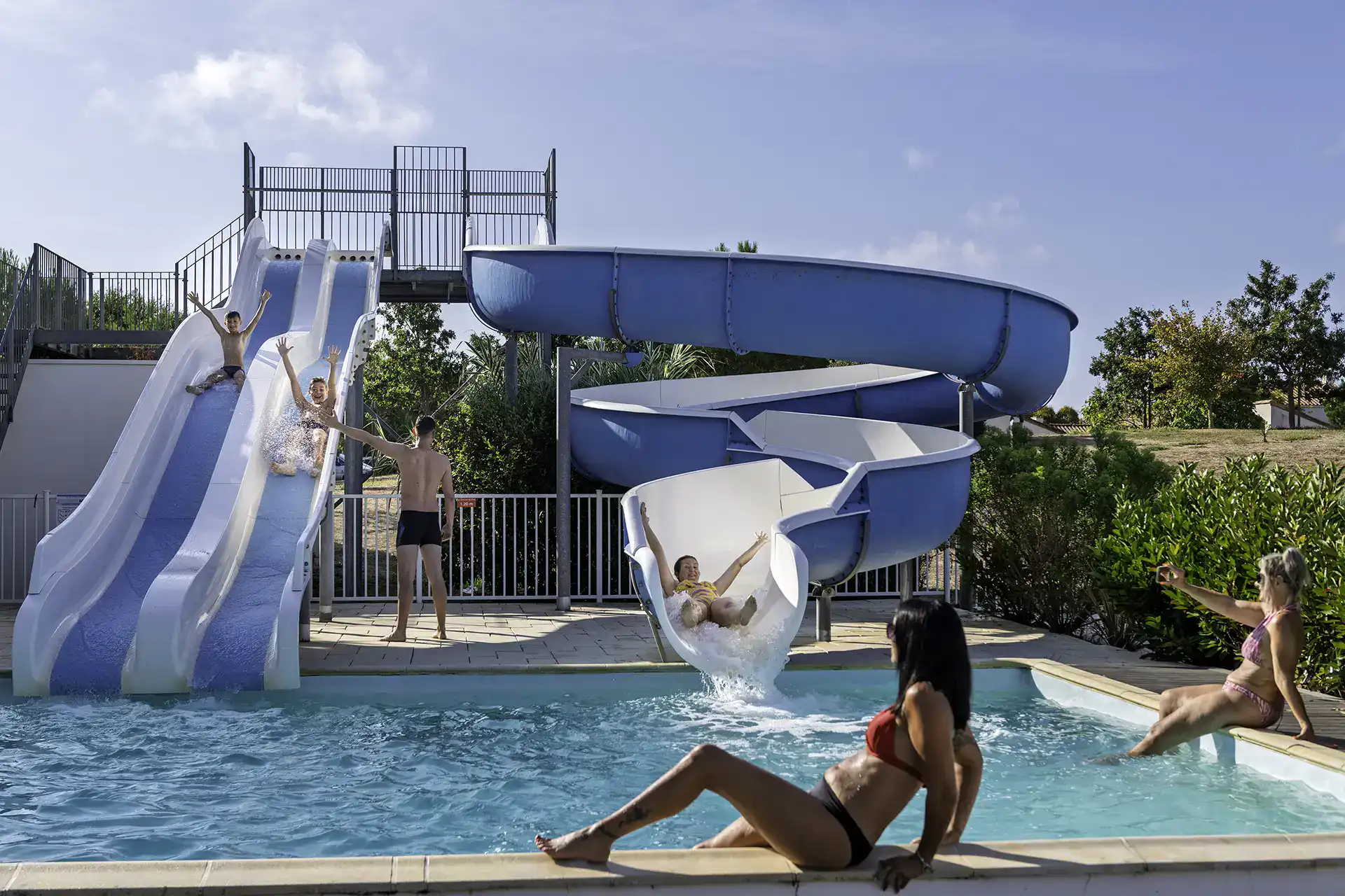 Piscine et jeux aquatiques de  la résidence de vacances Goélia Les grands Rochers aux Sables d'Olonne 