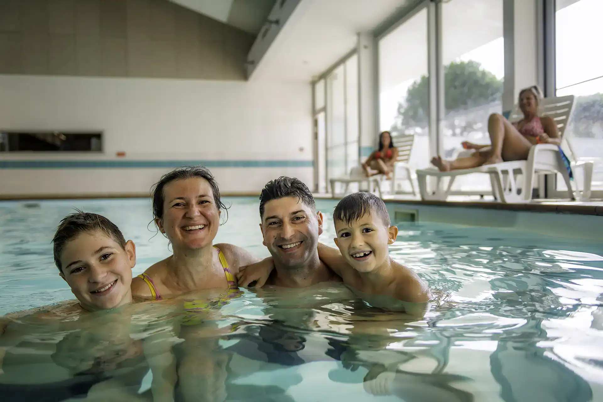 Piscine intérieure chauffée de la résidence de vacances Goélia Les grands Rochers aux Sables d'Olonne 