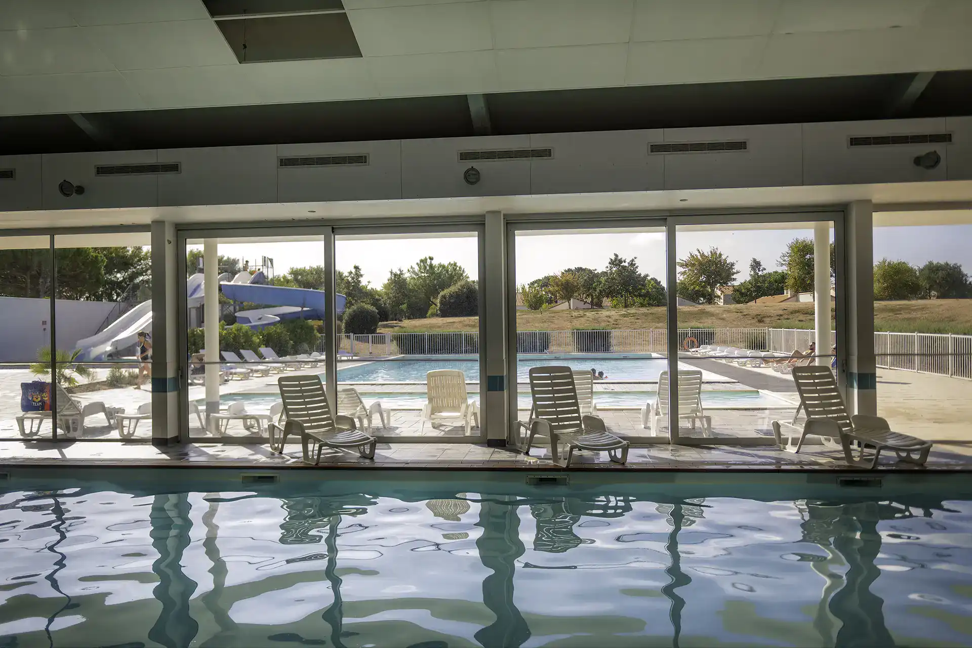 Piscine intérieure chauffée de la résidence de vacances Goélia Les grands Rochers aux Sables d'Olonne 