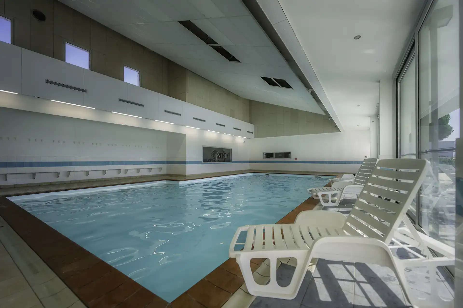 Piscine intérieure chauffée de la résidence de vacances Goélia Les grands Rochers aux Sables d'Olonne 
