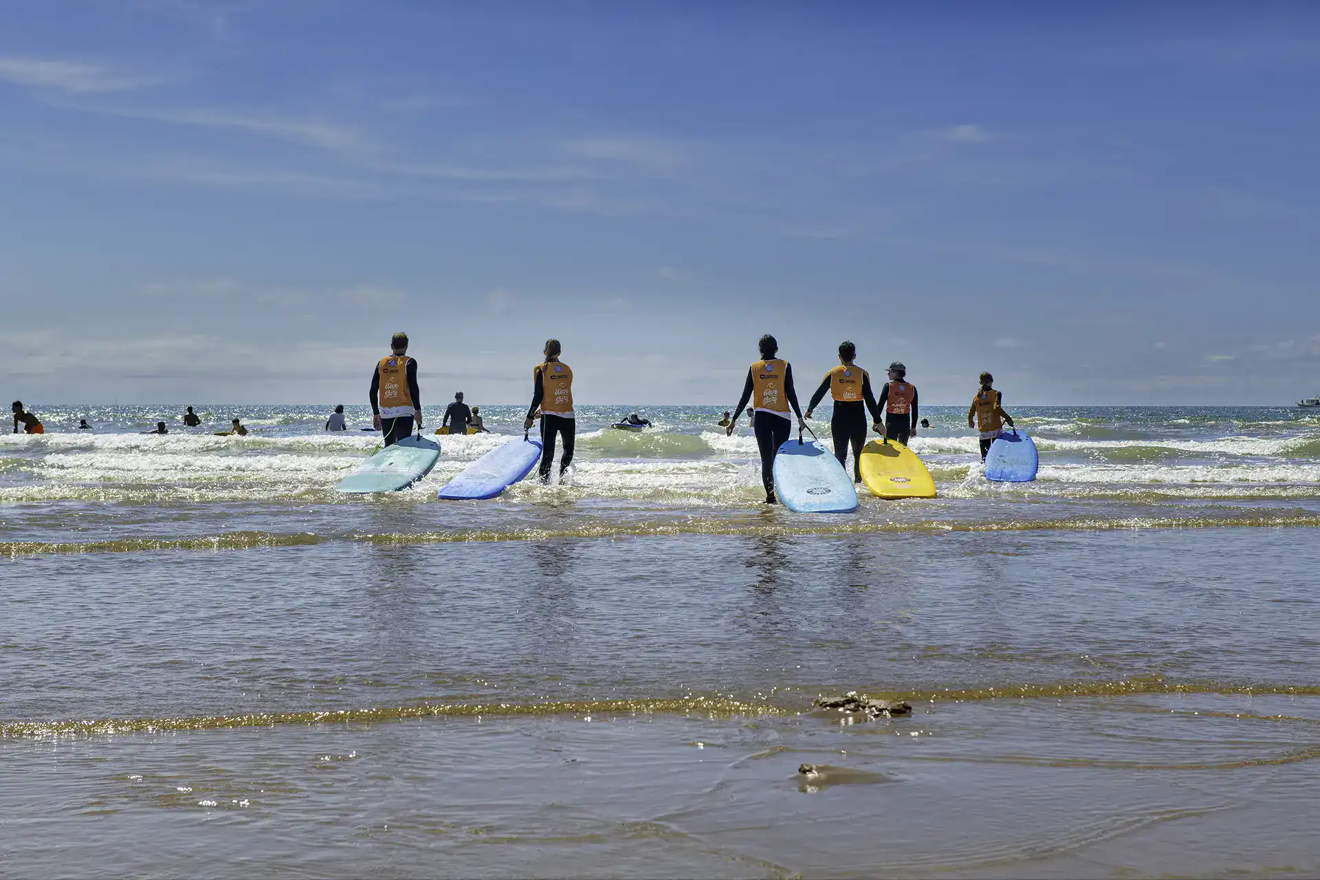 Activités surf en Vendée à proximité de la résidence de vacances Goélia Les grands Rochers aux Sables d'Olonne 
