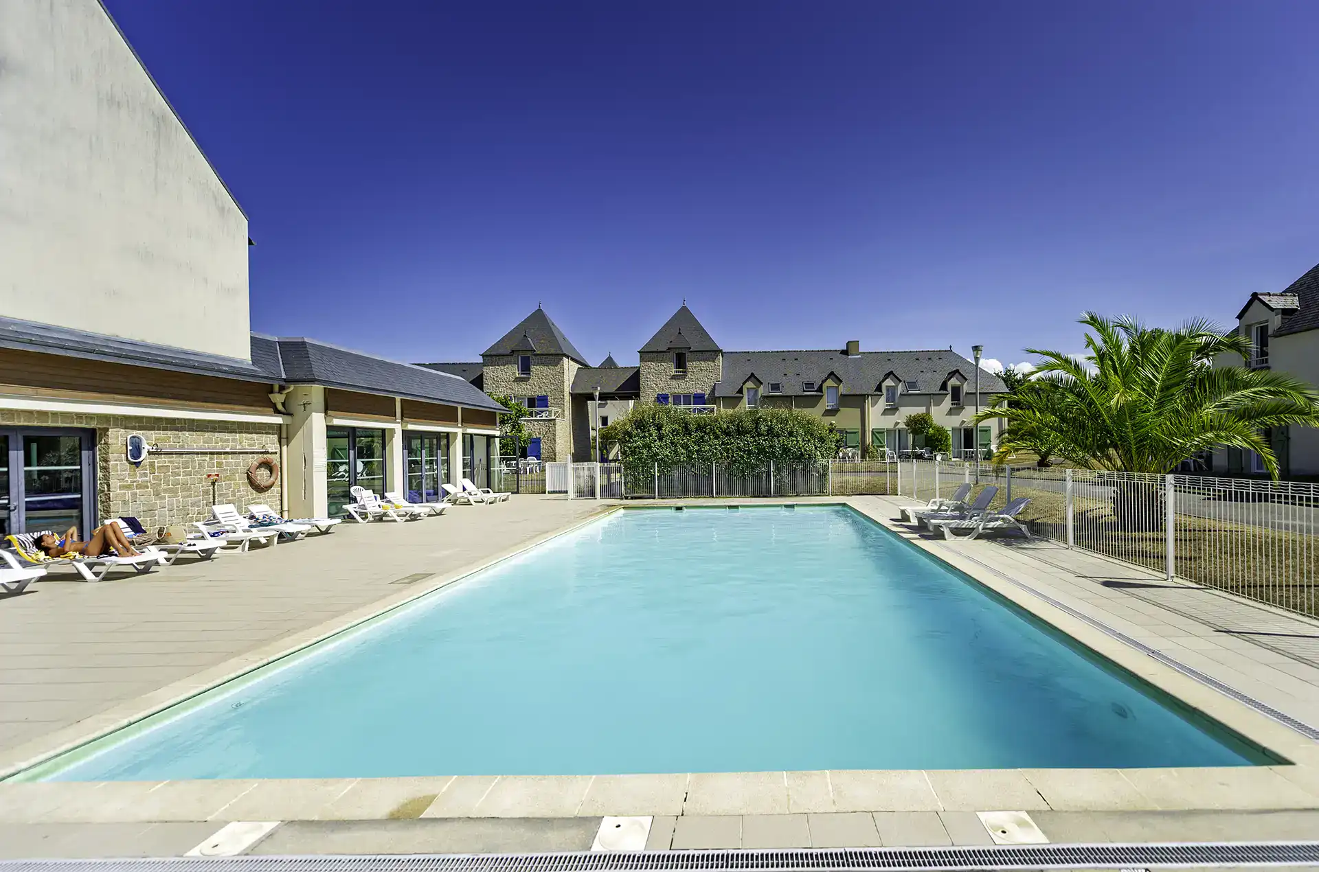 Heated outdoor swimming pool at the Goélia Le Domaine des Mauriers holiday residence 
