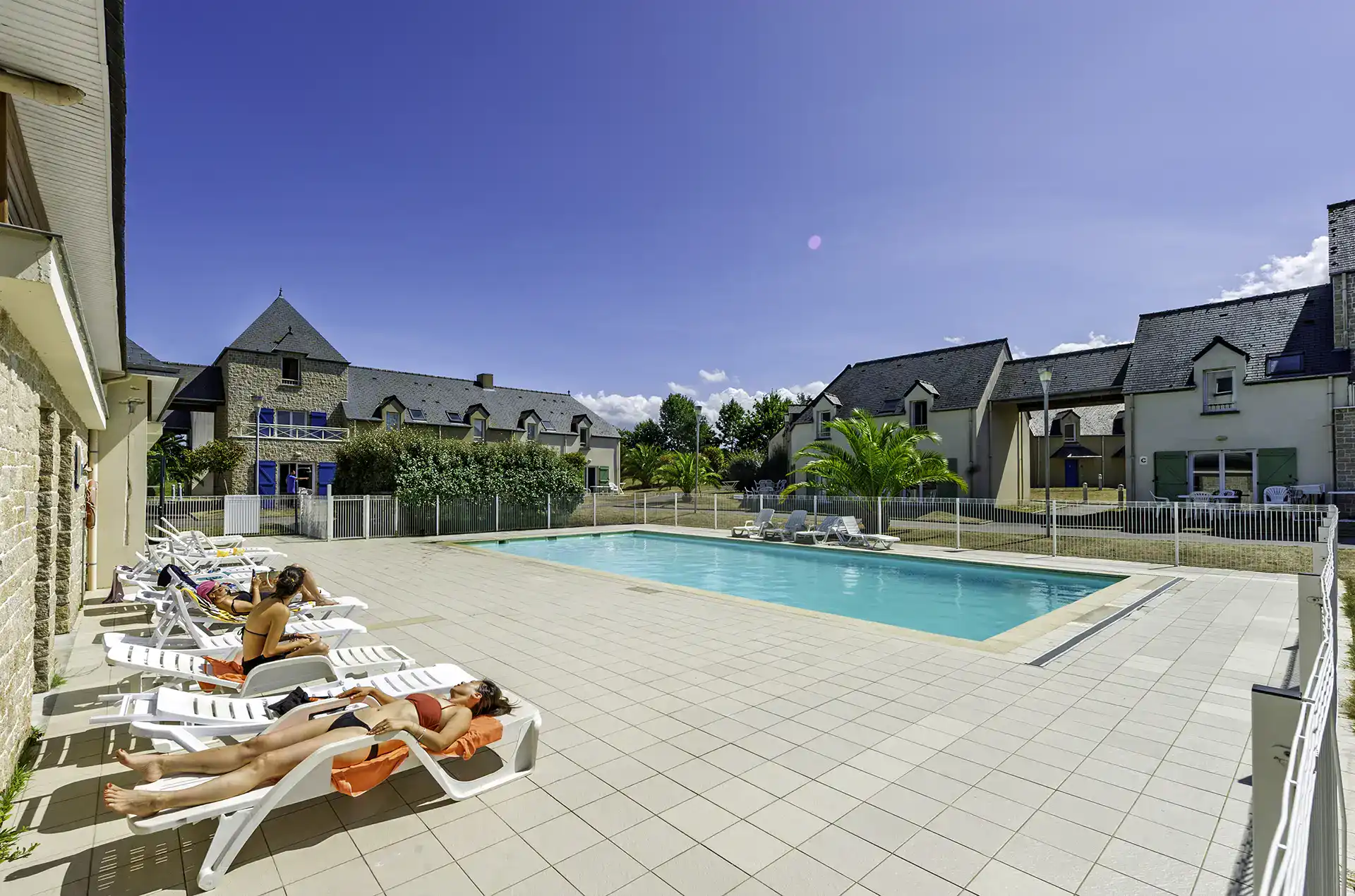 Heated outdoor swimming pool at the Goélia Le Domaine des Mauriers holiday residence 