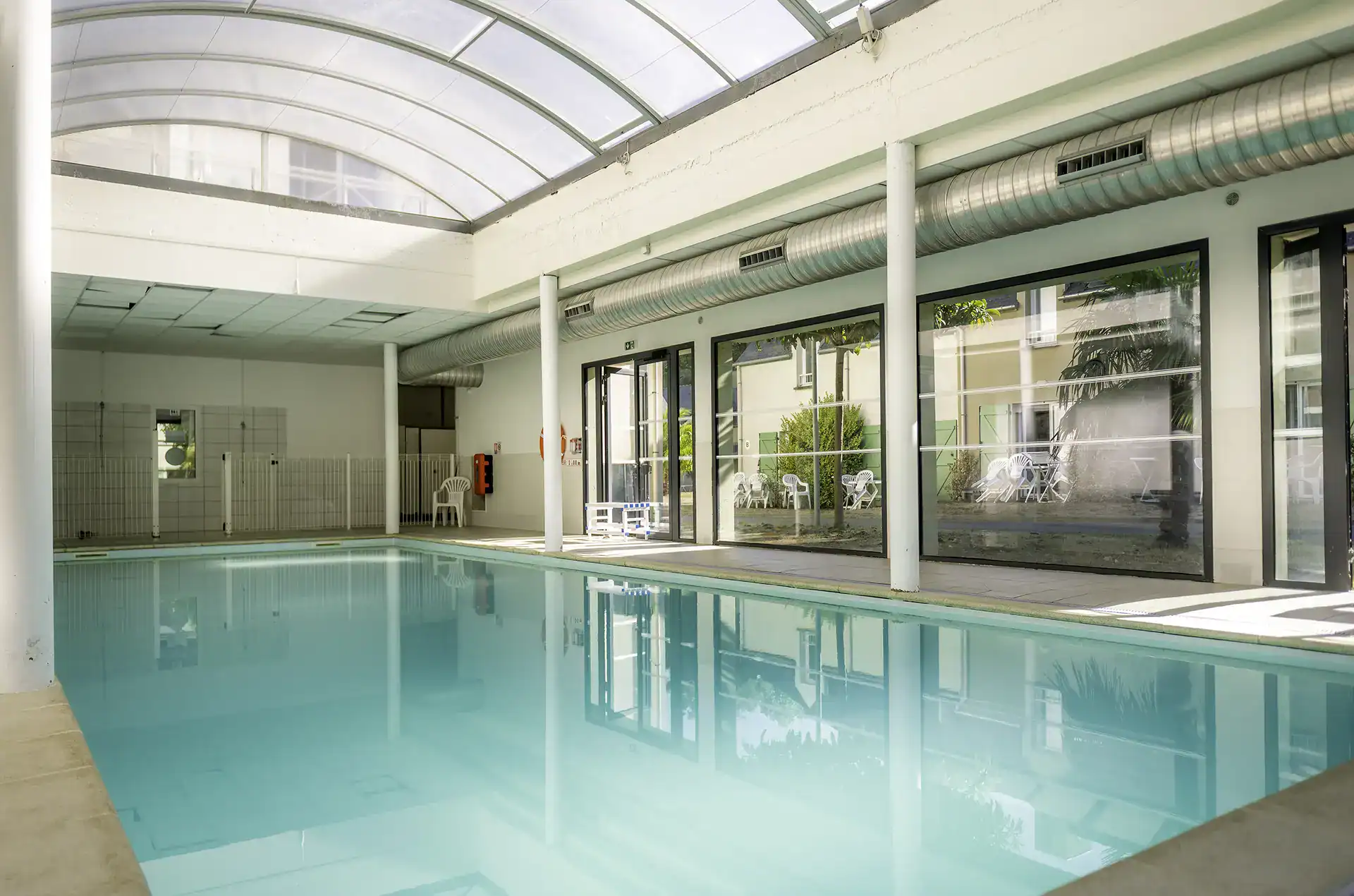 Heated indoor swimming pool at the Goélia Le Domaine des Mauriers holiday residence 