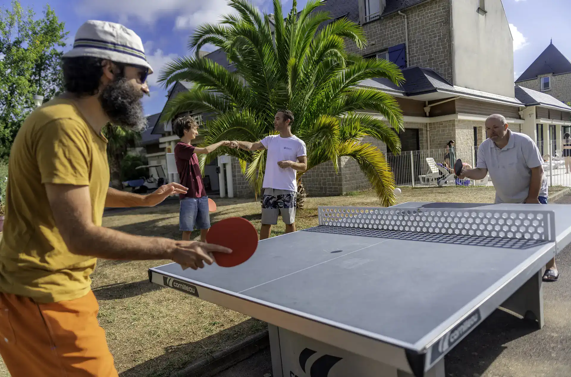 Table de tennis de table de la résidence de vacances Goélia Le Domaine des Mauriers.