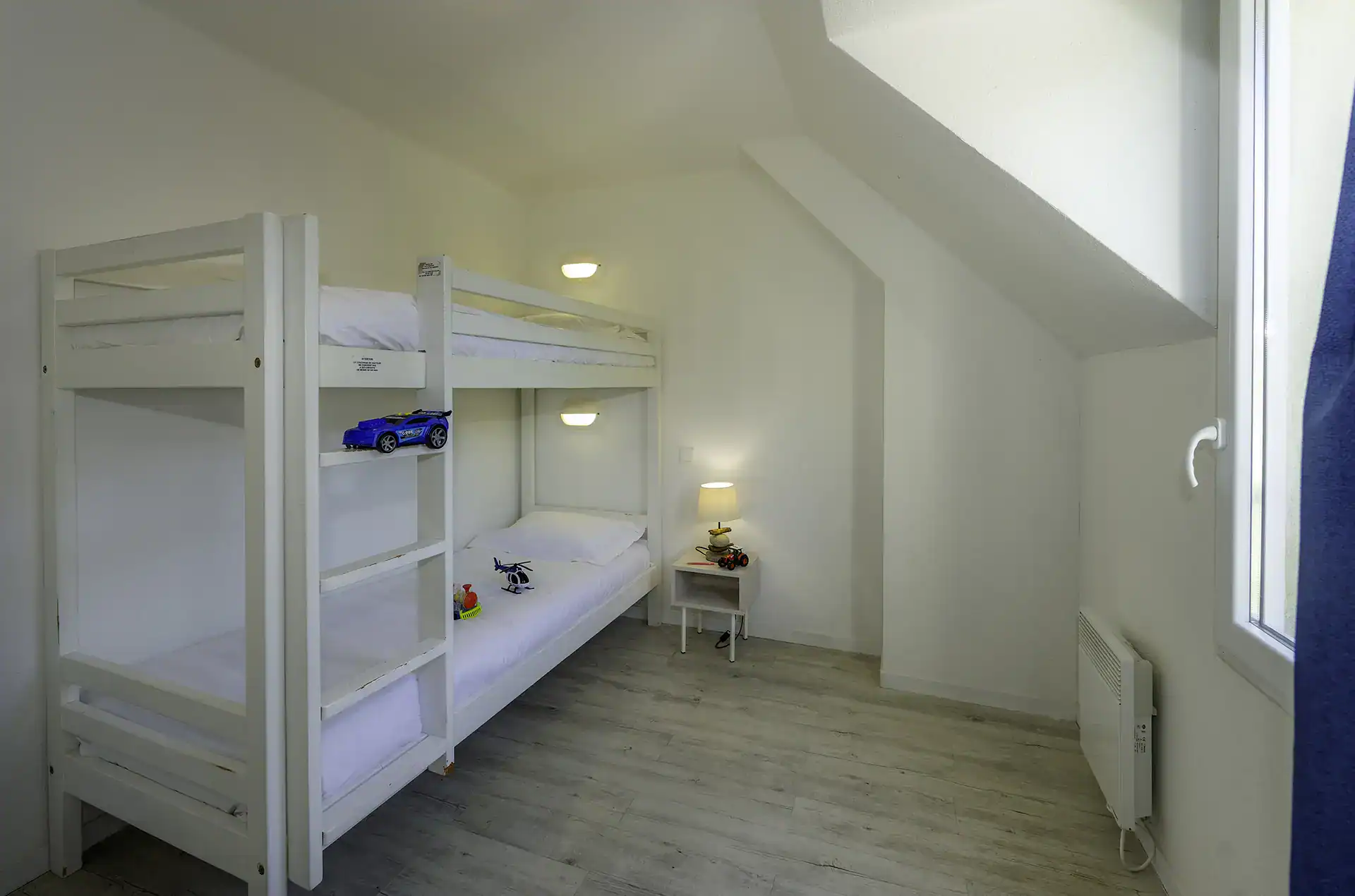 An example of a bedroom with bunk beds at the Goélia Le Domaine des Mauriers holiday residence in Saint-Malo.