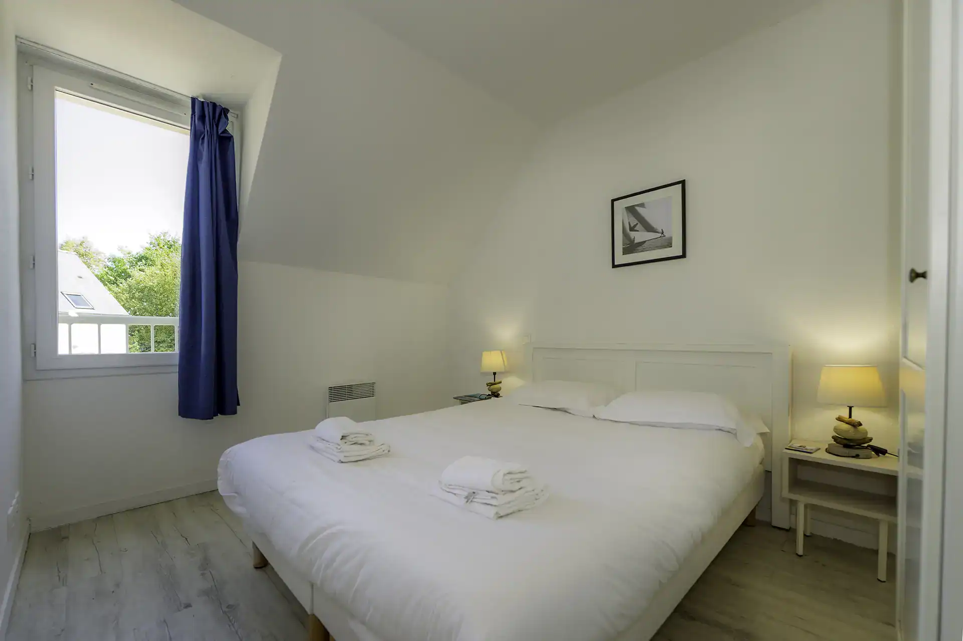 An example of a double room at the Goélia Le Domaine des Mauriers holiday residence in Saint-Malo.