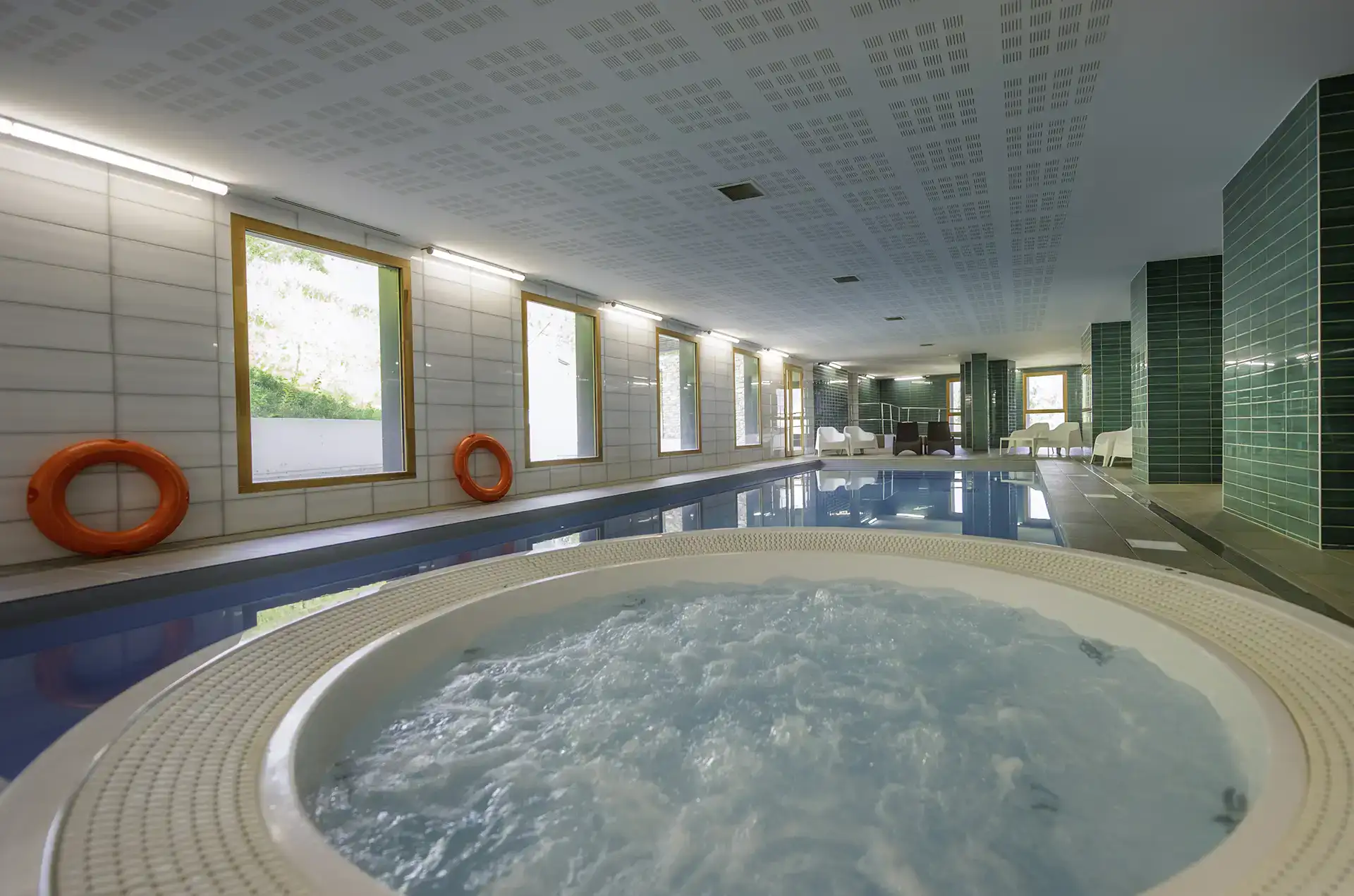 Heated indoor swimming pool and hot tubs at the Goélia le Hameau holiday residence in Les Deux Alpes