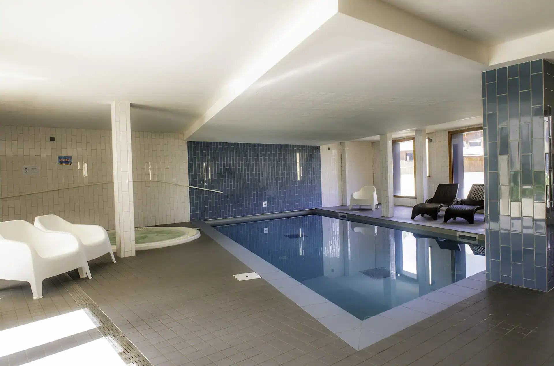 Heated indoor swimming pool at the Goélia le Hameau holiday residence in Les Deux Alpes