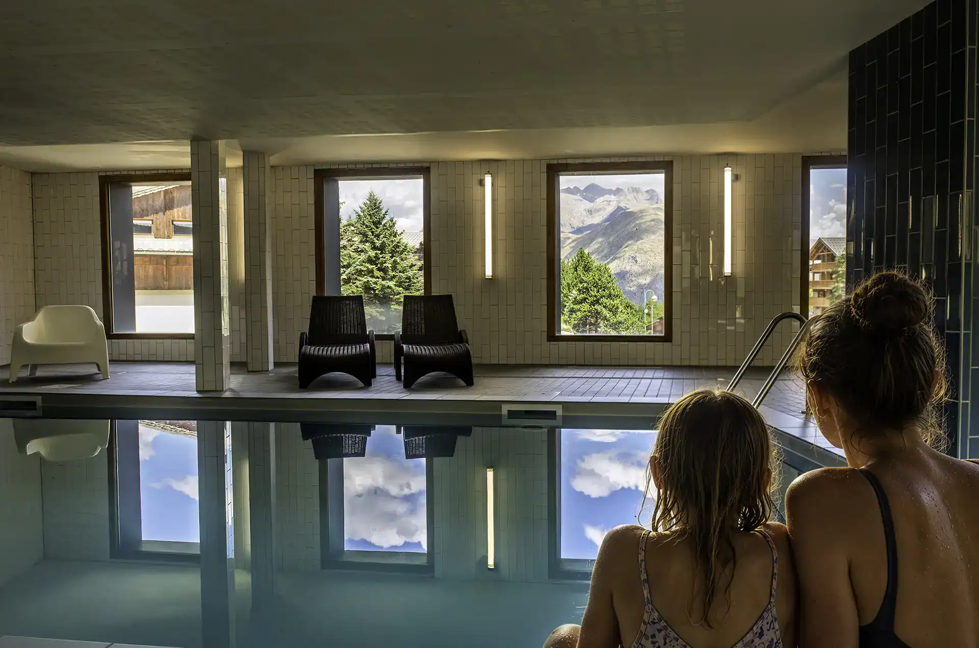 Heated indoor swimming pool at the Goélia le Hameau holiday residence in Les Deux Alpes