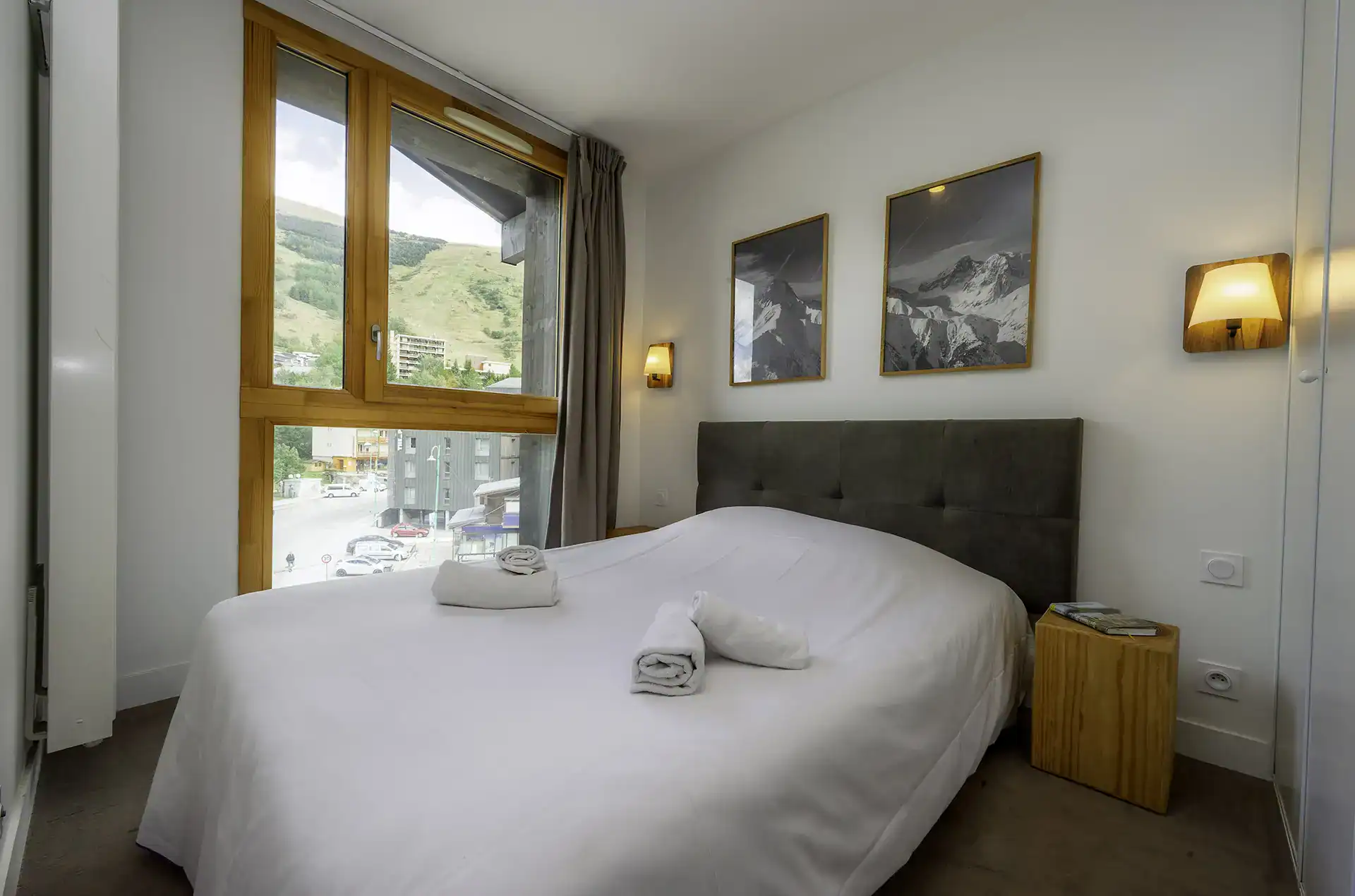 An example of a double bedroom in one of the holiday residence’s apartments at Le Hameau in Les Deux Alpes