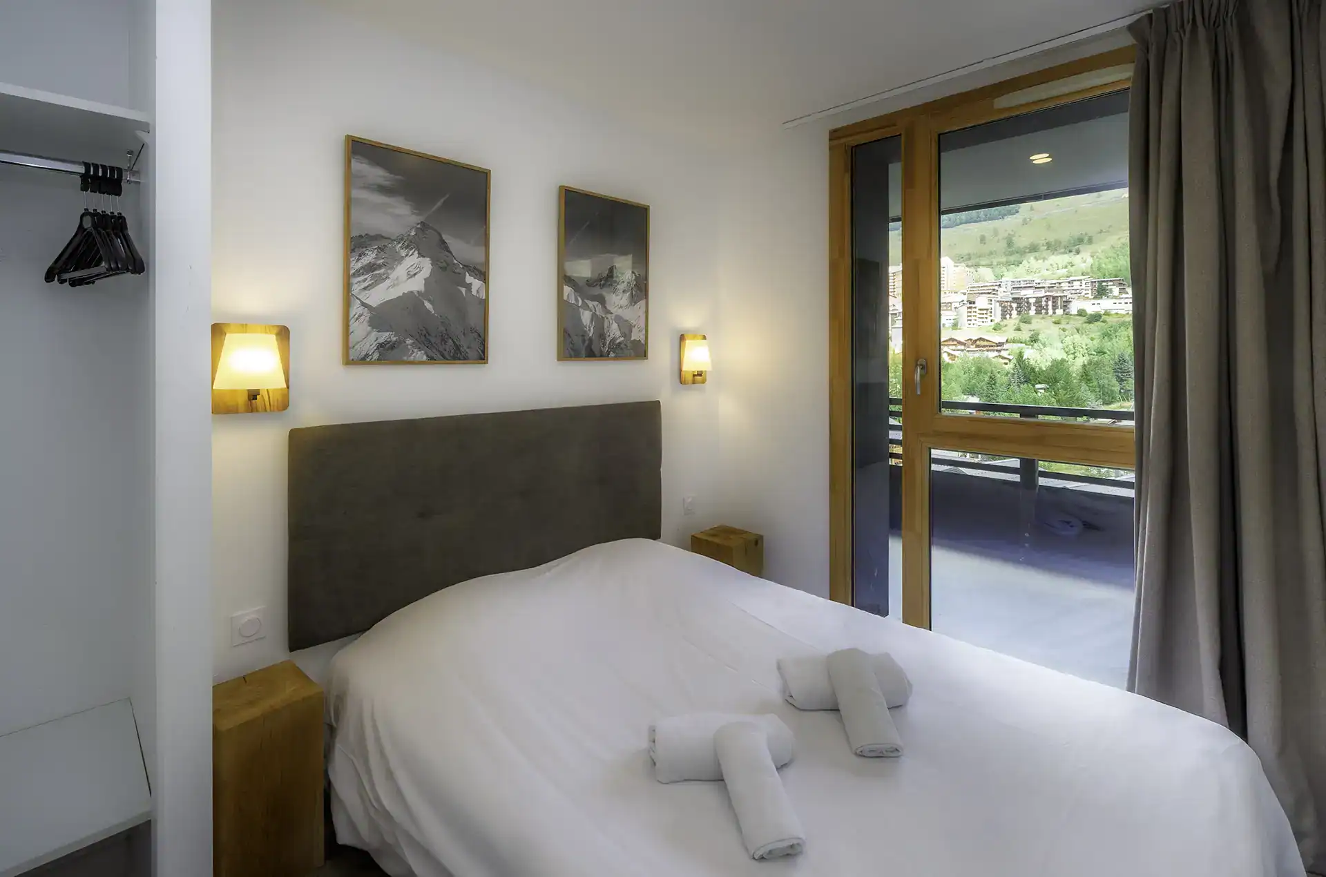 An example of a double bedroom in one of the holiday residence’s apartments at Le Hameau in Les Deux Alpes