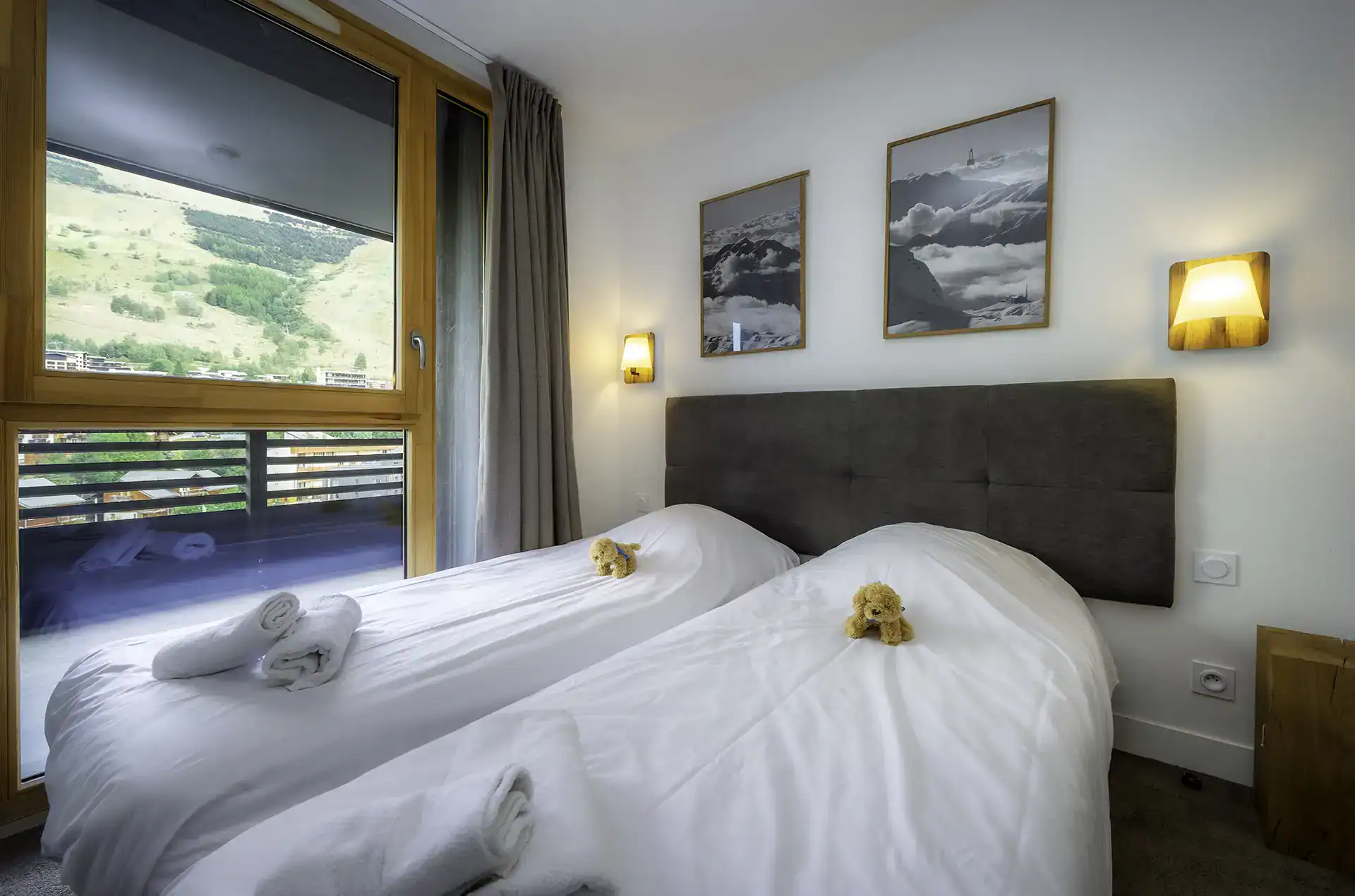 An example of a twins bedroom in one of the holiday residence’s apartments at Le Hameau in Les Deux Alpes