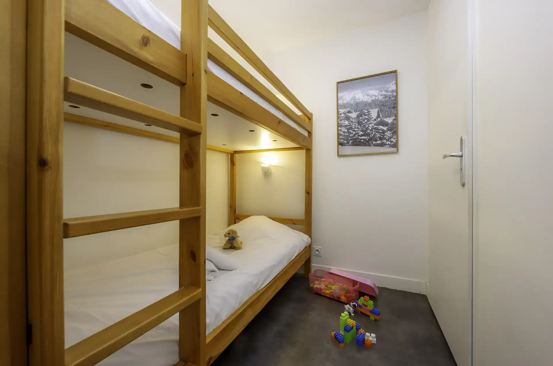 Example of a room with bunk beds at the Goélia le Hameau holiday residence in Les Deux Alpes