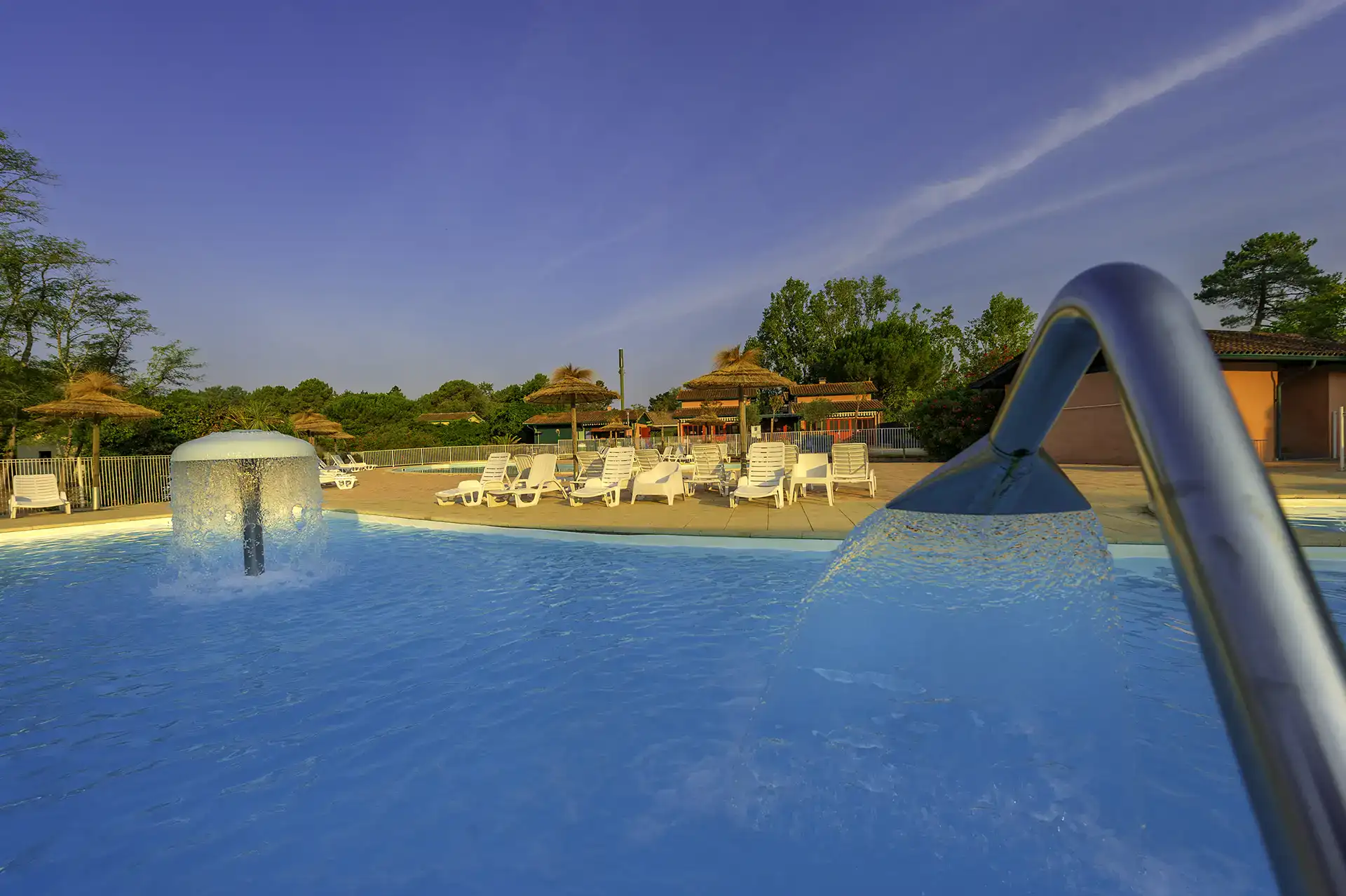 Piscines extérieures de la résidence de vacances Goélia Les rives de St Brice à Arès, près du Bassin d'Arcachon