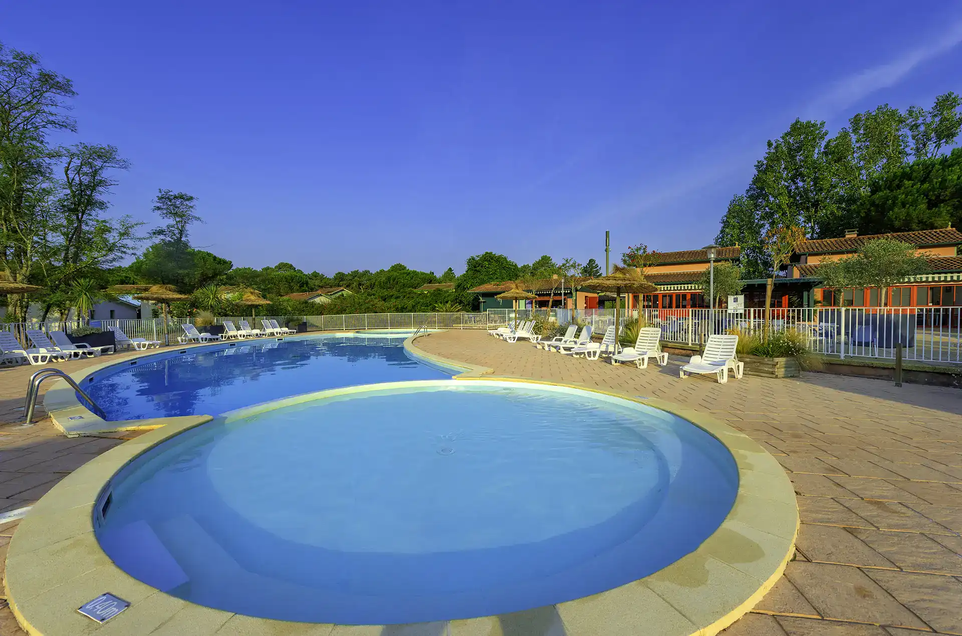 Piscines extérieures et bassin enfants de la résidence de vacances Goélia Les rives de St Brice à Arès, près du Bassin d'Arcachon