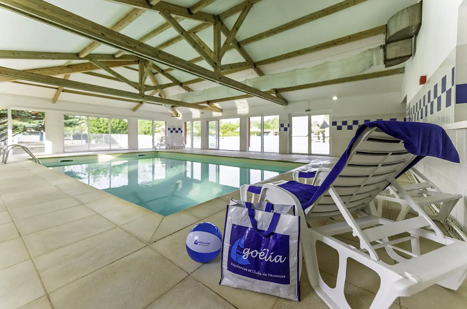 Piscine intérieure de la résidence de vacances Goélia Les rives de St Brice à Arès, près du Bassin d'Arcachon