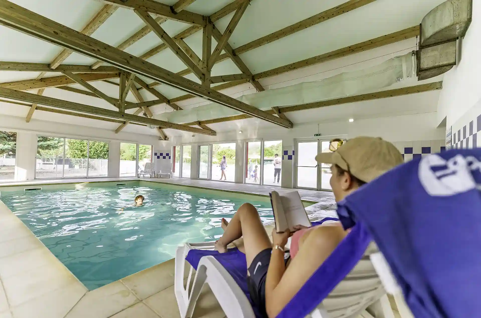 Piscine intérieure de la résidence de vacances Goélia Les rives de St Brice à Arès, près du Bassin d'Arcachon