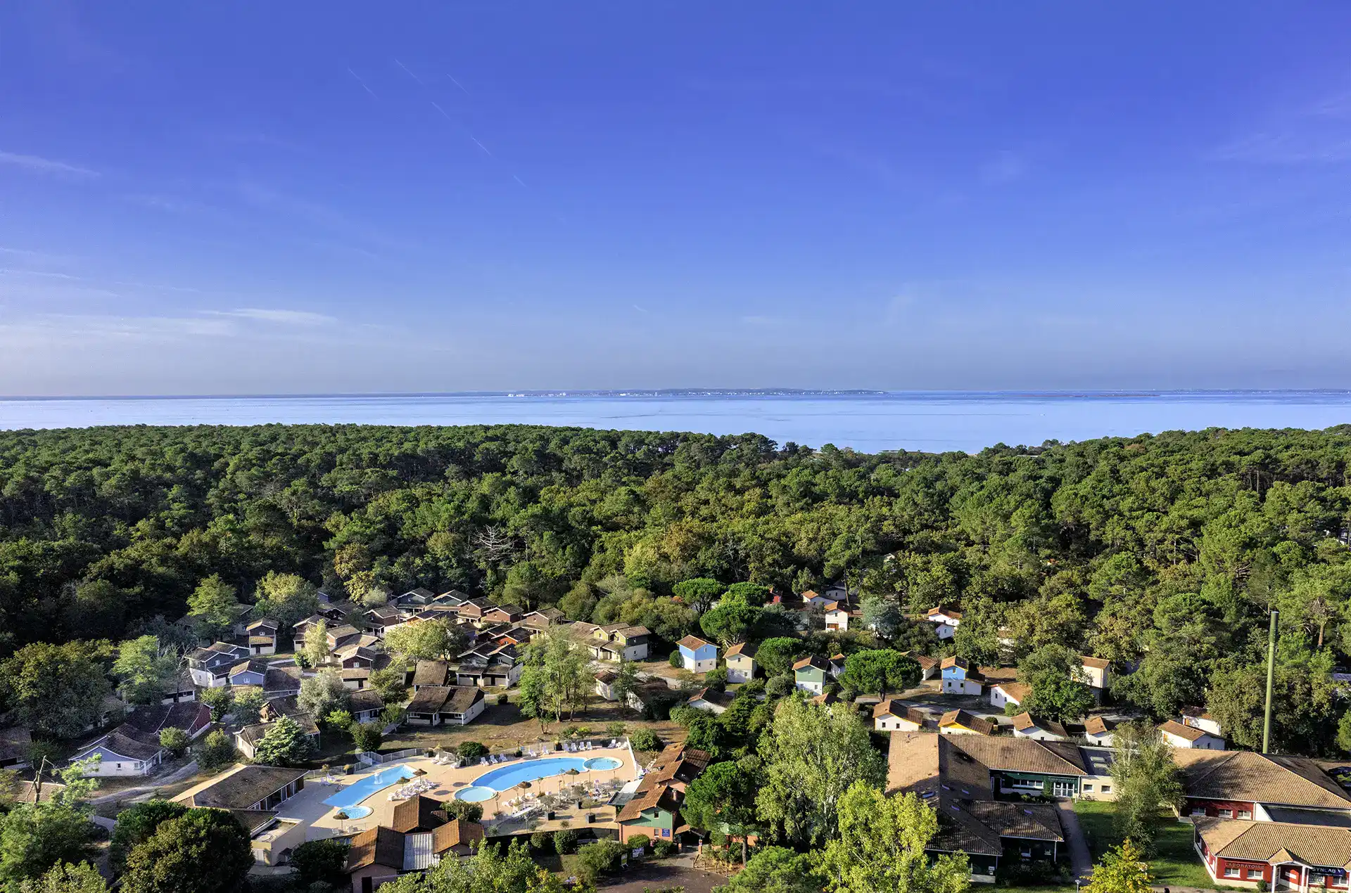 Vue aérienne de la résidence de vacances Goélia Les Rives de St Brice à Arès sur le Bassin d'Arcachon